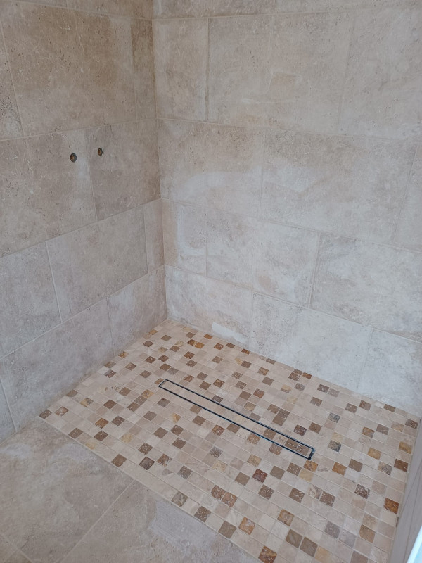 Douche à l'italienne : fusion de fonctionnalité et de style -  - Juganu Rénovation