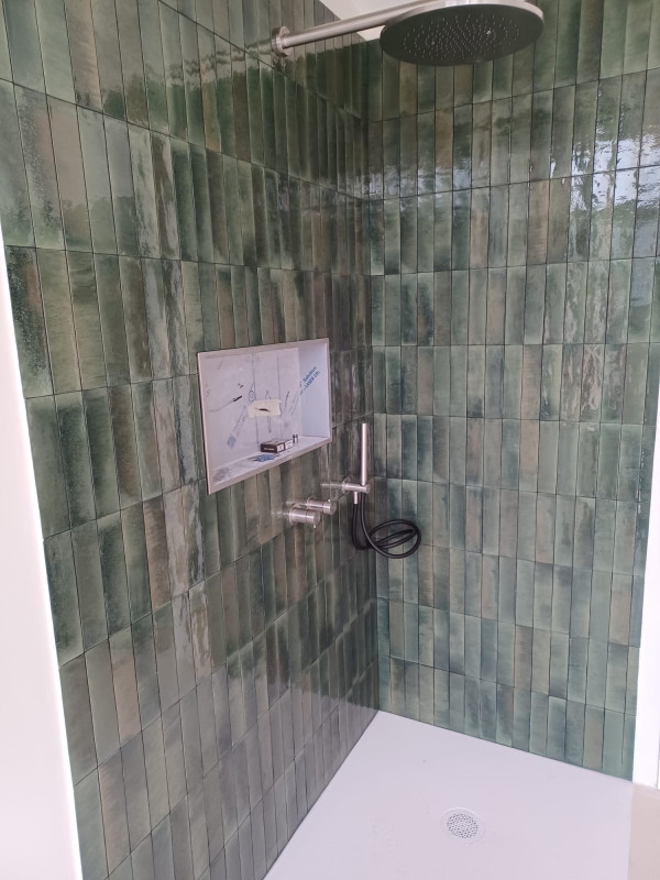 Douche naturelle : texture verte et design épuré -  - Juganu Rénovation