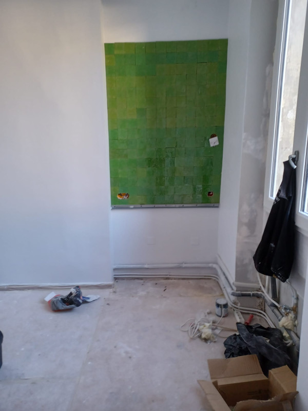 Création d'un espace vibrant : carrelage vert et papier peint floral -  - Juganu Rénovation