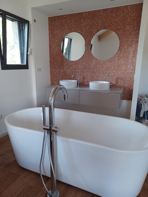 Salle de bain épurée et moderne -  - Juganu Rénovation