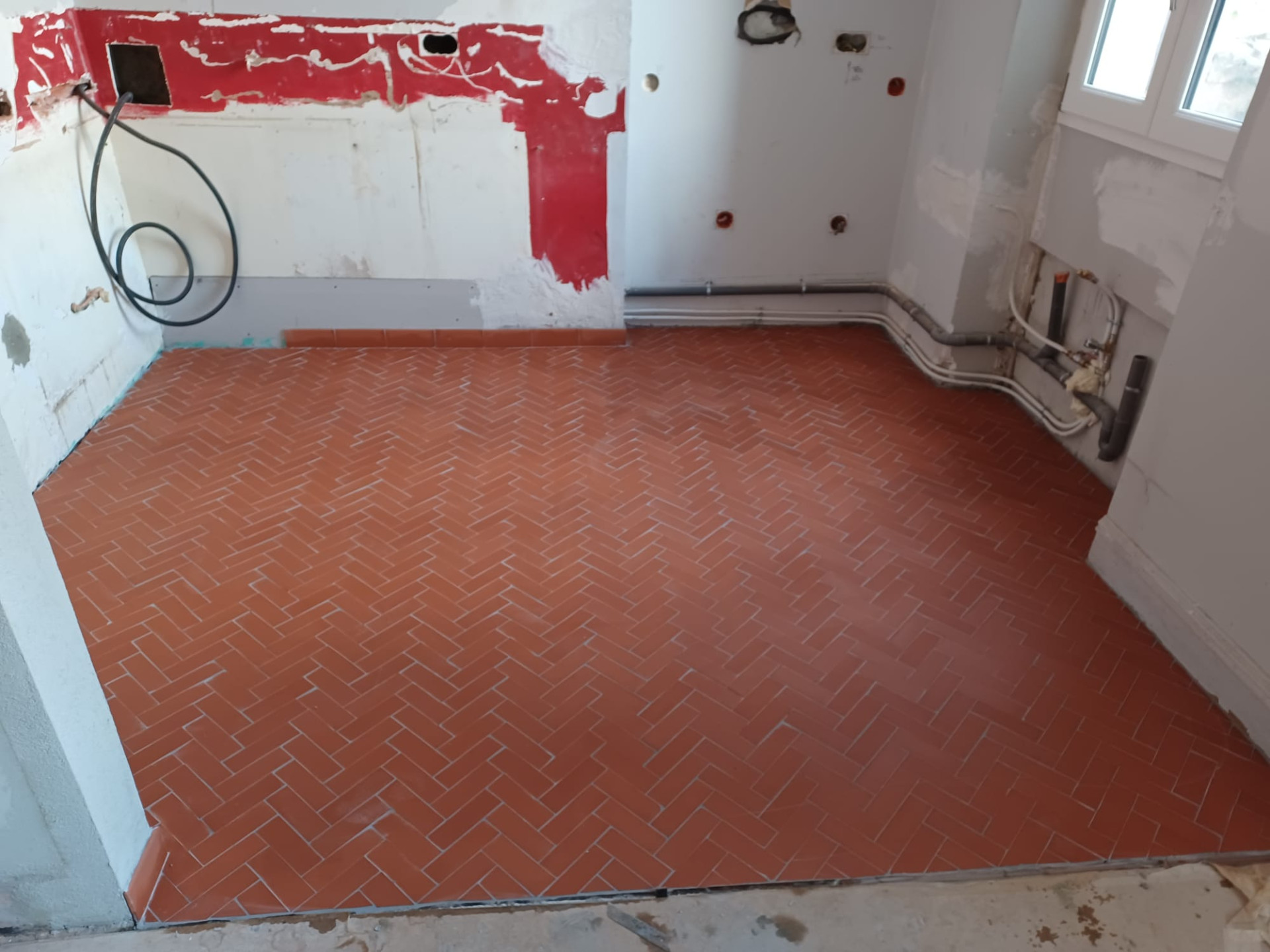 Pose de carrelage en motif Herringbone -  - Juganu Rénovation