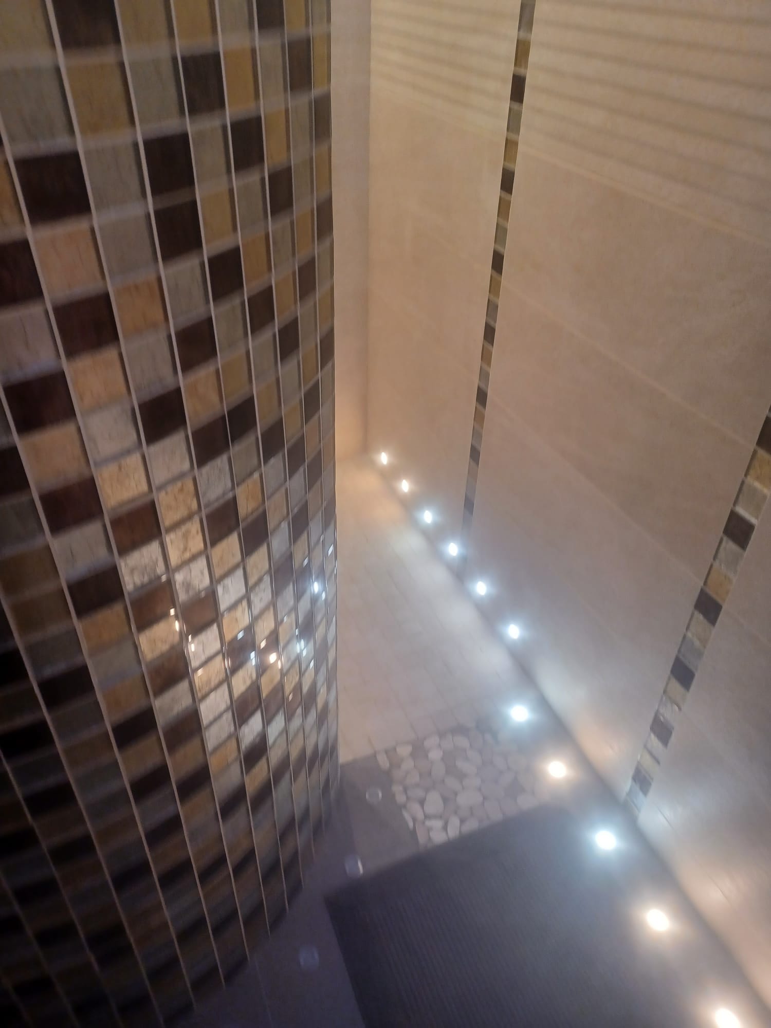 Douche à l'italienne moderne - Juganu Rénovation - Nous nous engageons à transformer vos idées en réalisations concrètes, assurant le succès et les délais de chaque projet. Notre expertise dans le secteur du bâtiment nous permet de vous offrir des solutions sur mesure, combinant innovation et qualité. 