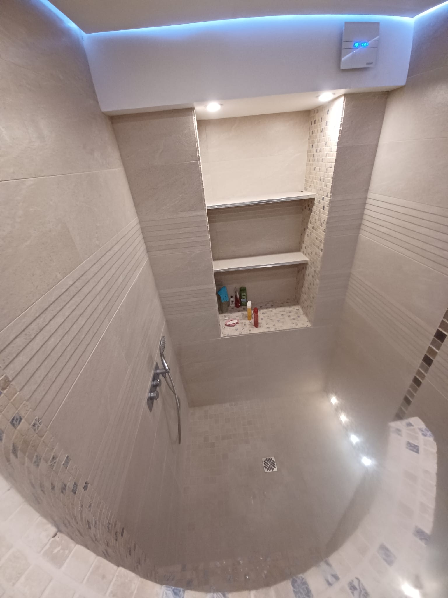 Douche à l'italienne moderne - Juganu Rénovation - Nous nous engageons à transformer vos idées en réalisations concrètes, assurant le succès et les délais de chaque projet. Notre expertise dans le secteur du bâtiment nous permet de vous offrir des solutions sur mesure, combinant innovation et qualité. 