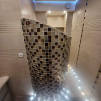 Douche à l'italienne moderne - Juganu Rénovation - Nous nous engageons à transformer vos idées en réalisations concrètes, assurant le succès et les délais de chaque projet. Notre expertise dans le secteur du bâtiment nous permet de vous offrir des solutions sur mesure, combinant innovation et qualité. 