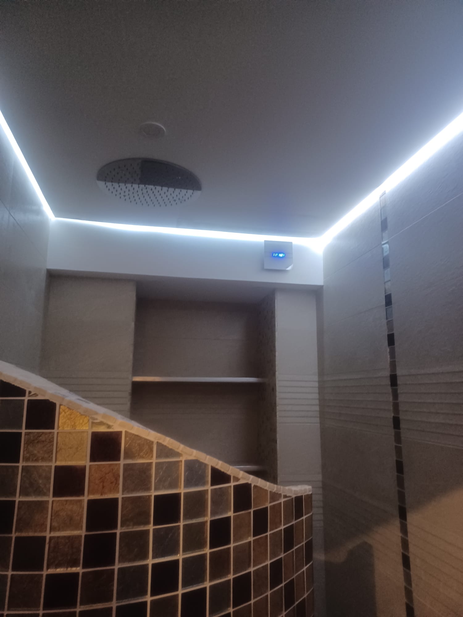 Douche à l'italienne moderne - Juganu Rénovation - Nous nous engageons à transformer vos idées en réalisations concrètes, assurant le succès et les délais de chaque projet. Notre expertise dans le secteur du bâtiment nous permet de vous offrir des solutions sur mesure, combinant innovation et qualité. 