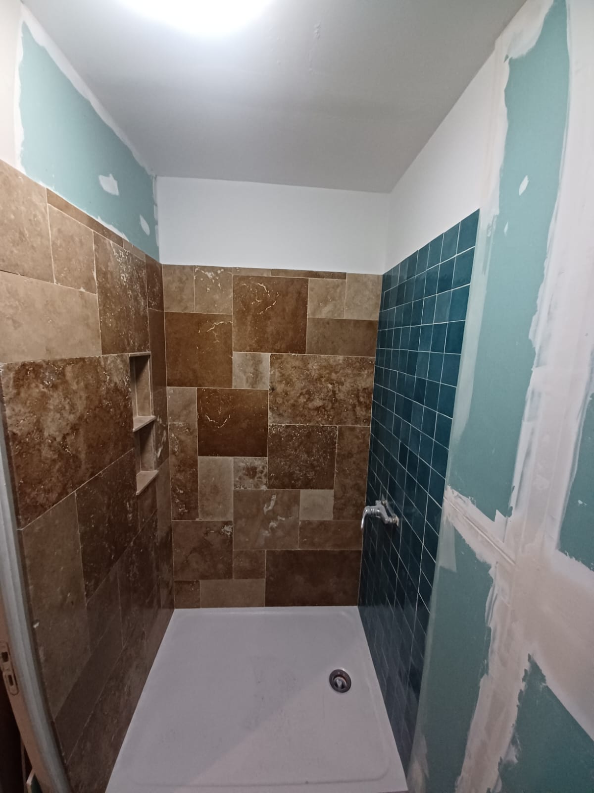 Transformation d'une douche - Juganu Rénovation - Nous nous engageons à transformer vos idées en réalisations concrètes, assurant le succès et les délais de chaque projet. Notre expertise dans le secteur du bâtiment nous permet de vous offrir des solutions sur mesure, combinant innovation et qualité. 