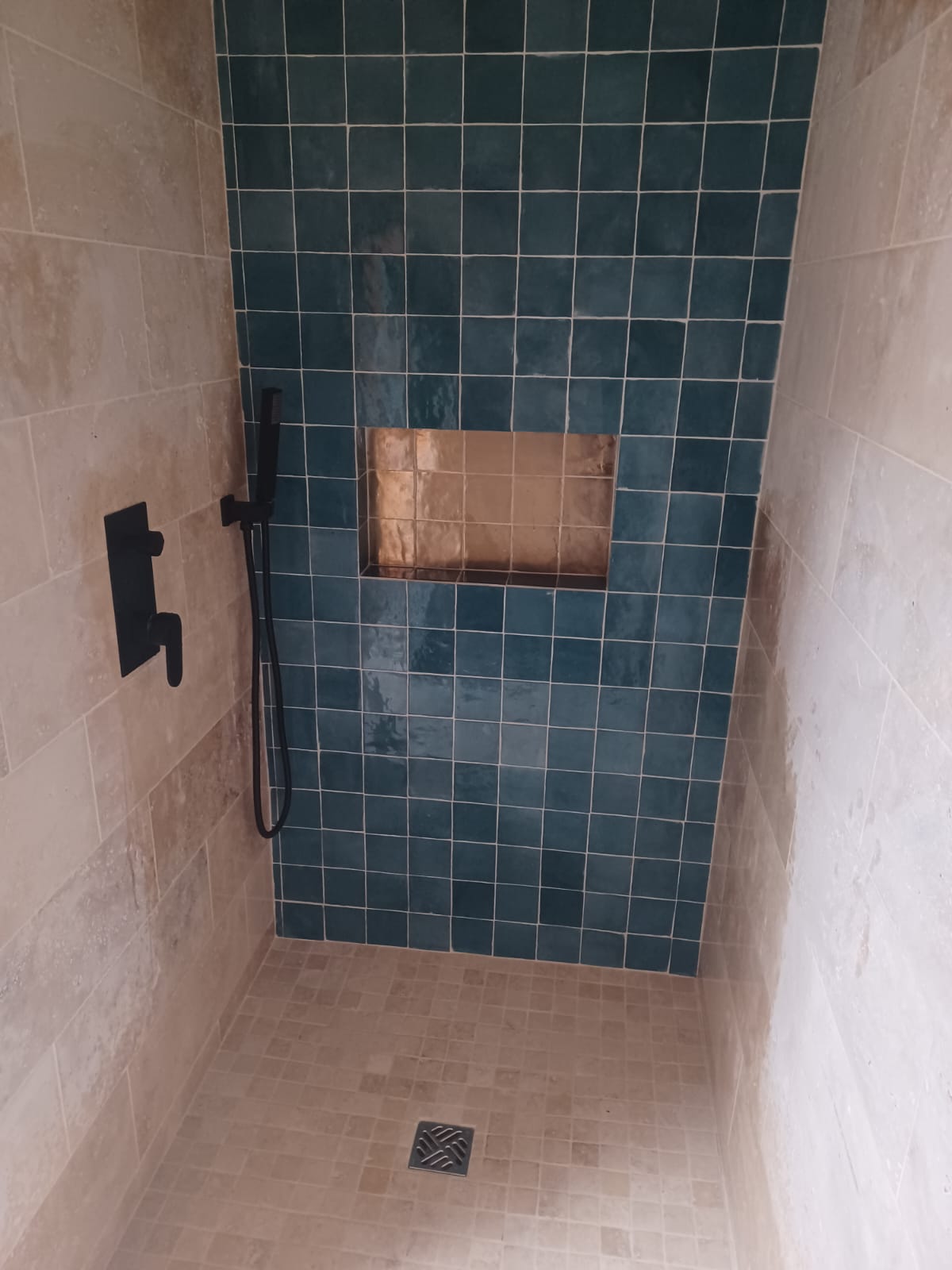 Élégance moderne dans une salle de bain - 