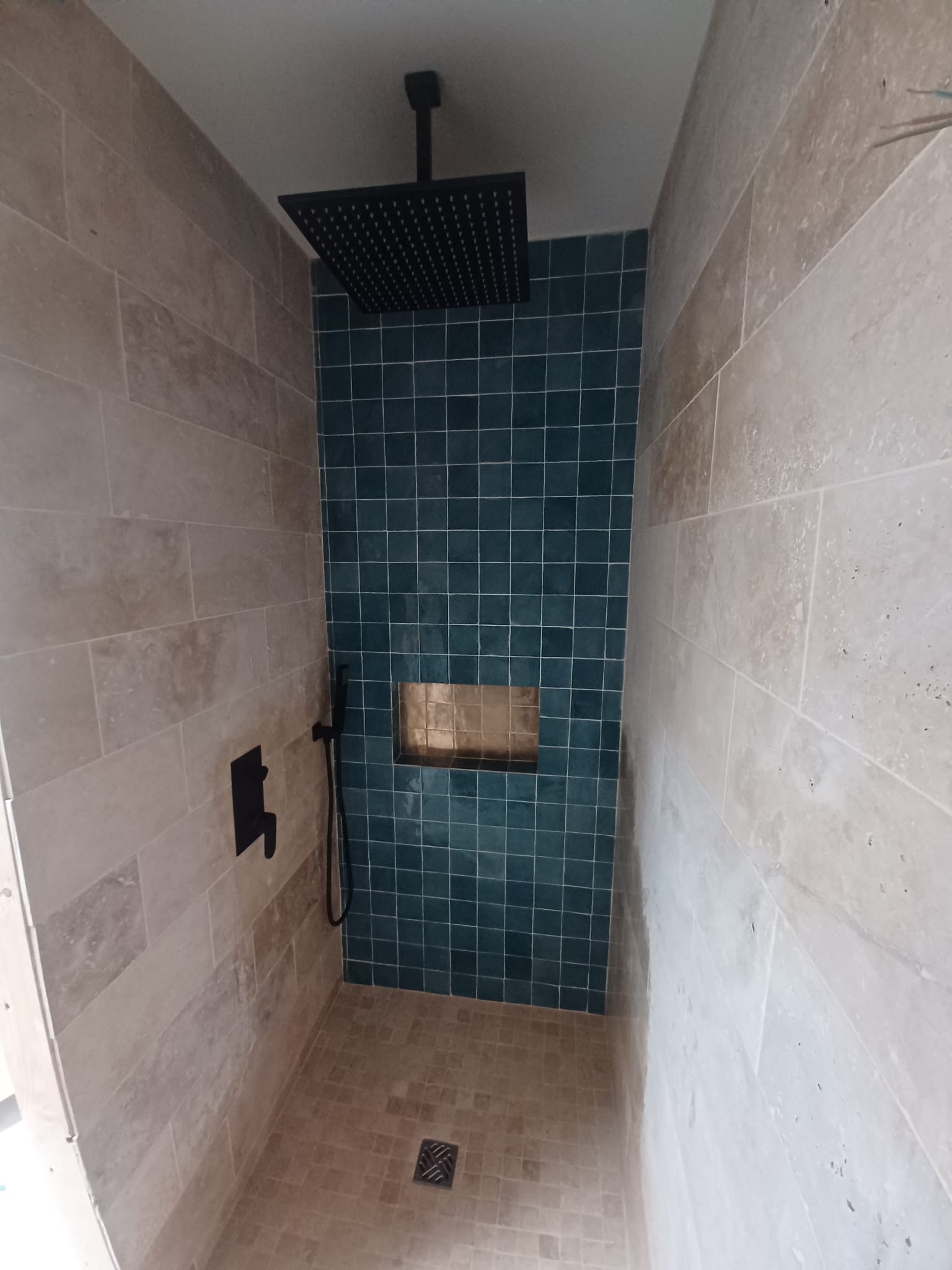 Élégance moderne dans une salle de bain - Juganu Rénovation - Nous nous engageons à transformer vos idées en réalisations concrètes, assurant le succès et les délais de chaque projet. Notre expertise dans le secteur du bâtiment nous permet de vous offrir des solutions sur mesure, combinant innovation et qualité. 