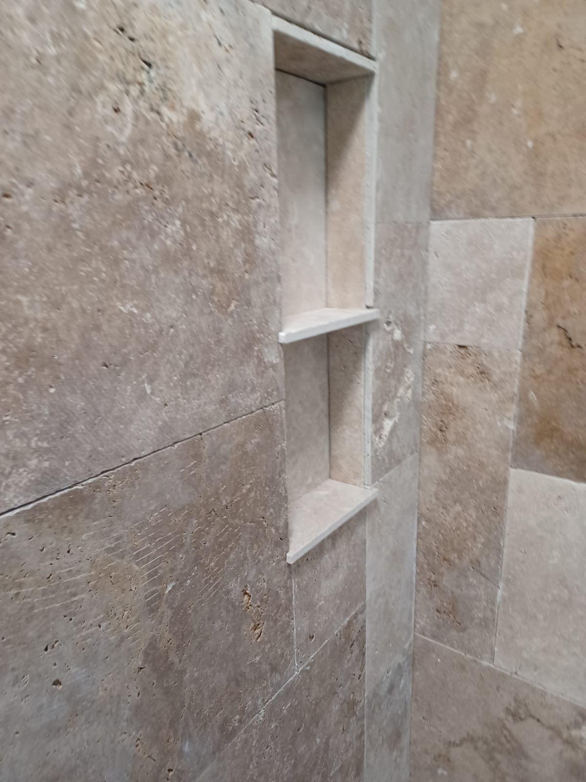 Élégance moderne dans une salle de bain - Juganu Rénovation - Nous nous engageons à transformer vos idées en réalisations concrètes, assurant le succès et les délais de chaque projet. Notre expertise dans le secteur du bâtiment nous permet de vous offrir des solutions sur mesure, combinant innovation et qualité. 