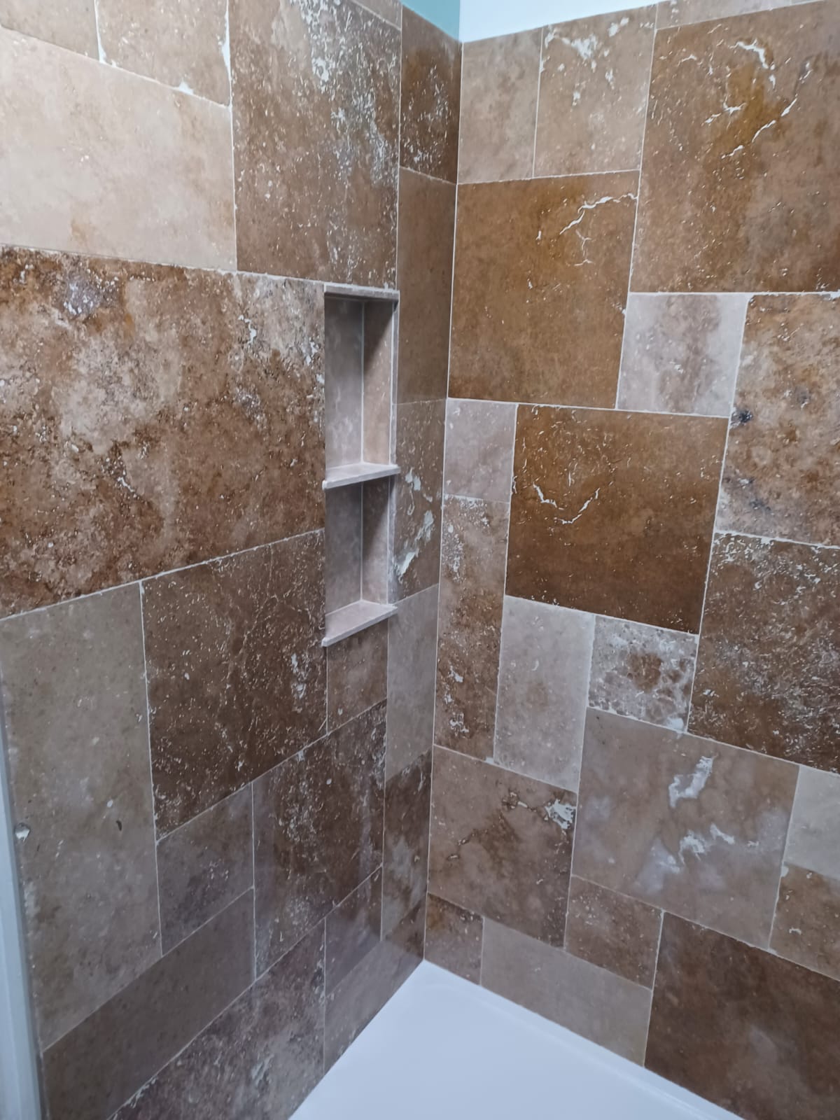 Transformation d'une douche - Juganu Rénovation - Nous nous engageons à transformer vos idées en réalisations concrètes, assurant le succès et les délais de chaque projet. Notre expertise dans le secteur du bâtiment nous permet de vous offrir des solutions sur mesure, combinant innovation et qualité. 