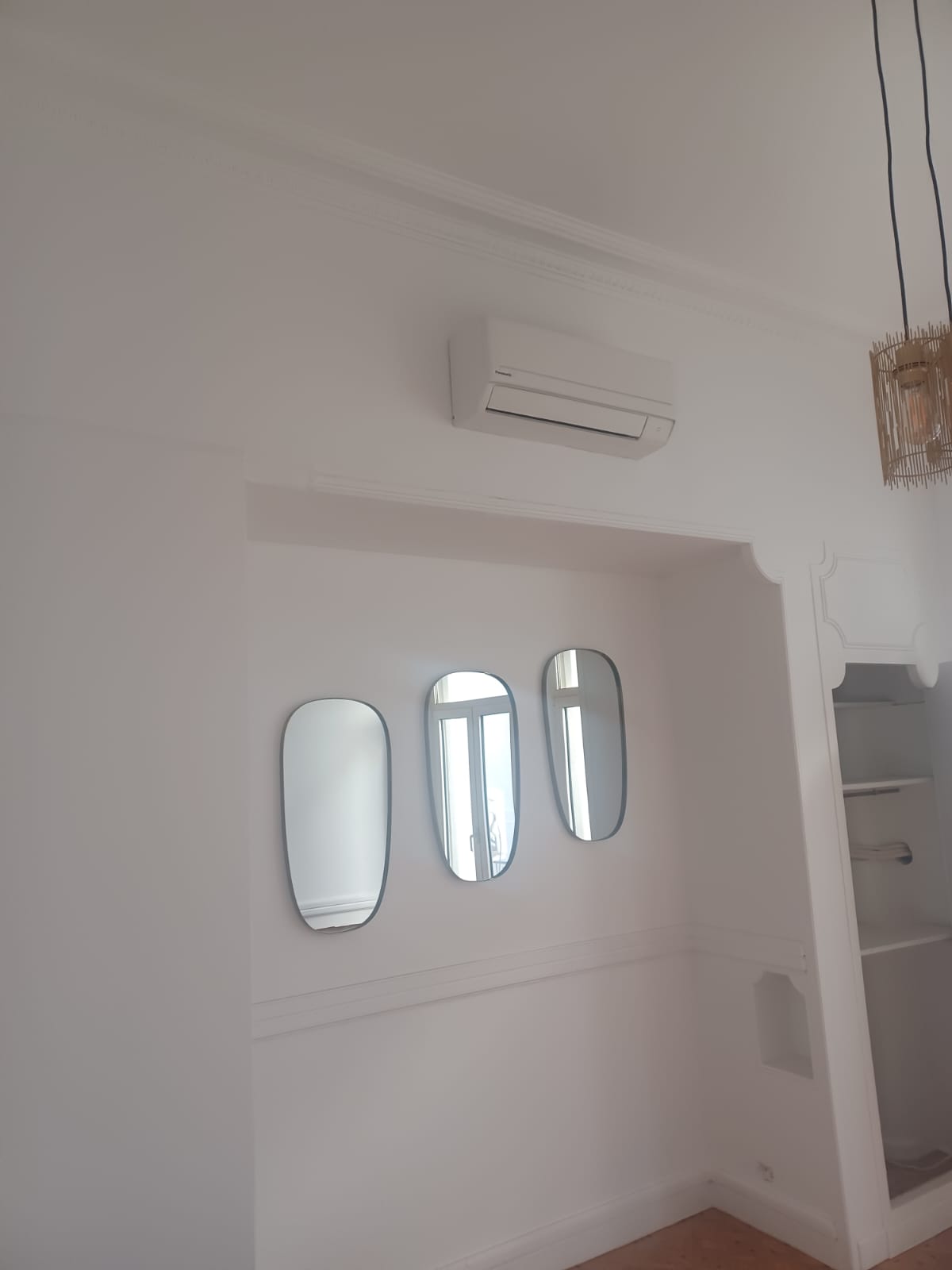 Éclairage et ambiance d'un salon classique - Juganu Rénovation - Nous nous engageons à transformer vos idées en réalisations concrètes, assurant le succès et les délais de chaque projet. Notre expertise dans le secteur du bâtiment nous permet de vous offrir des solutions sur mesure, combinant innovation et qualité. 