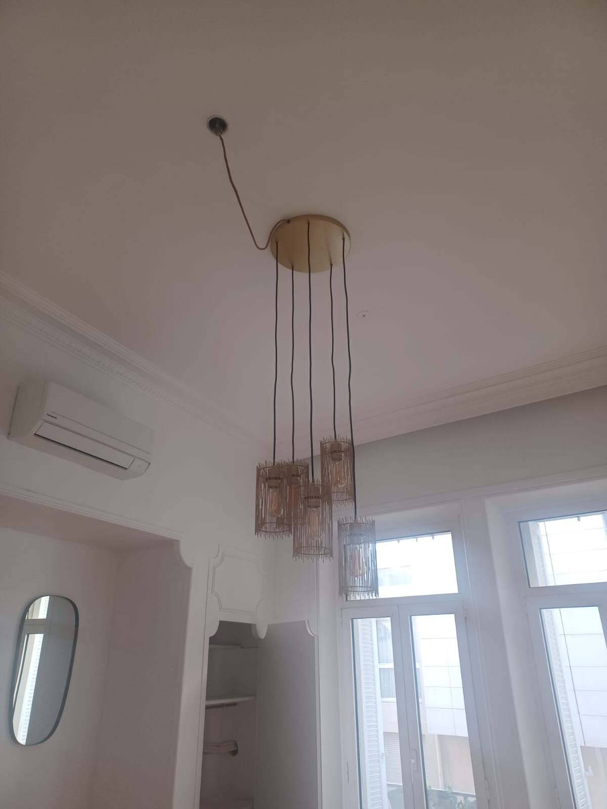 Éclairage et ambiance d'un salon classique - Juganu Rénovation - Nous nous engageons à transformer vos idées en réalisations concrètes, assurant le succès et les délais de chaque projet. Notre expertise dans le secteur du bâtiment nous permet de vous offrir des solutions sur mesure, combinant innovation et qualité. 