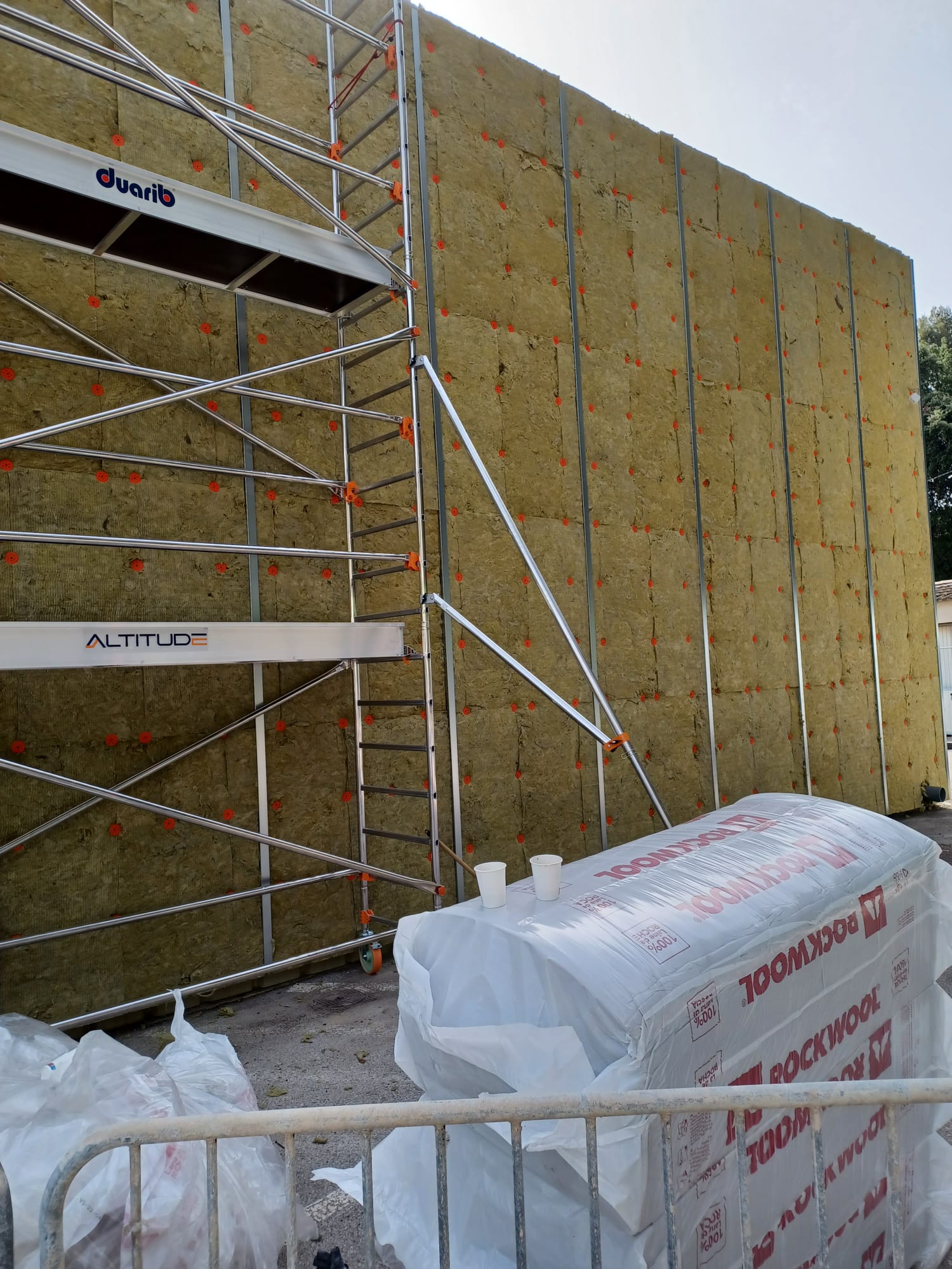 Isolation d'une structure industrielle - Juganu Rénovation - Nous nous engageons à transformer vos idées en réalisations concrètes, assurant le succès et les délais de chaque projet. Notre expertise dans le secteur du bâtiment nous permet de vous offrir des solutions sur mesure, combinant innovation et qualité. 