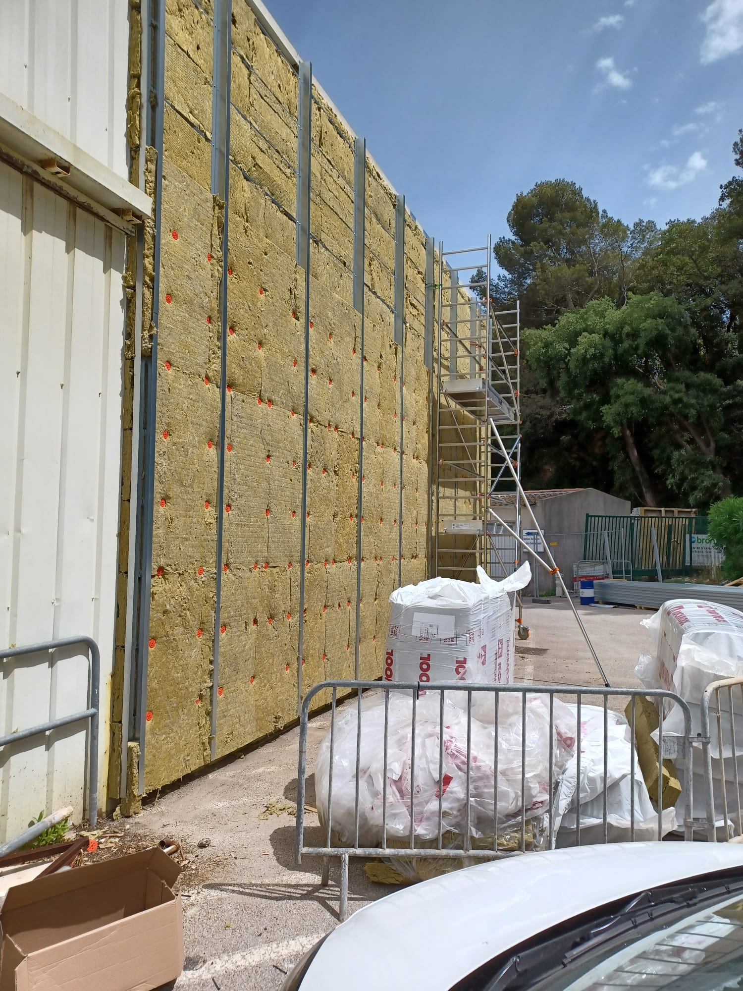 Isolation d'une structure industrielle - Juganu Rénovation - Nous nous engageons à transformer vos idées en réalisations concrètes, assurant le succès et les délais de chaque projet. Notre expertise dans le secteur du bâtiment nous permet de vous offrir des solutions sur mesure, combinant innovation et qualité. 