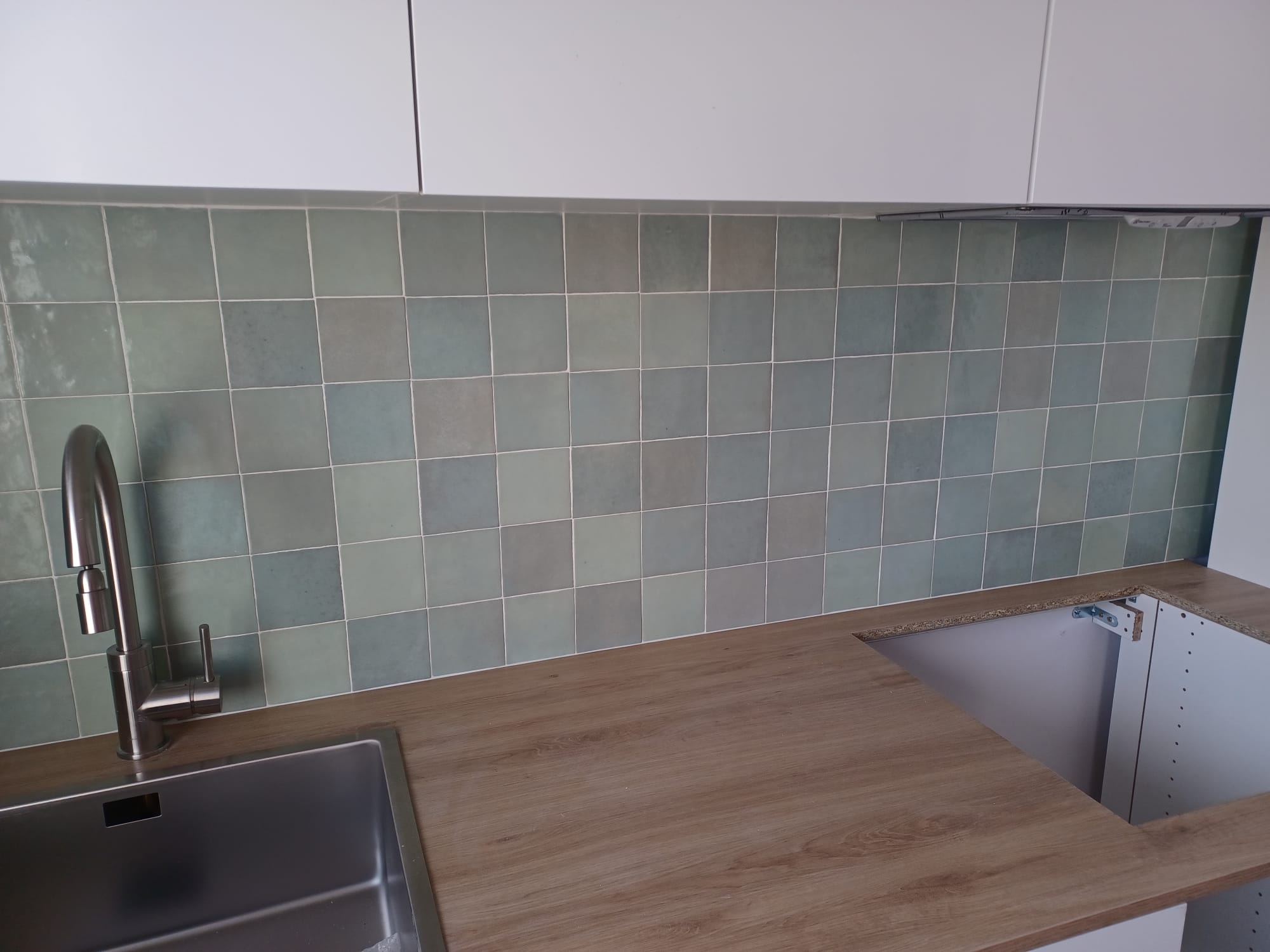 Cuisine simple et fonctionnelle - Juganu Rénovation - Nous nous engageons à transformer vos idées en réalisations concrètes, assurant le succès et les délais de chaque projet. Notre expertise dans le secteur du bâtiment nous permet de vous offrir des solutions sur mesure, combinant innovation et qualité. 