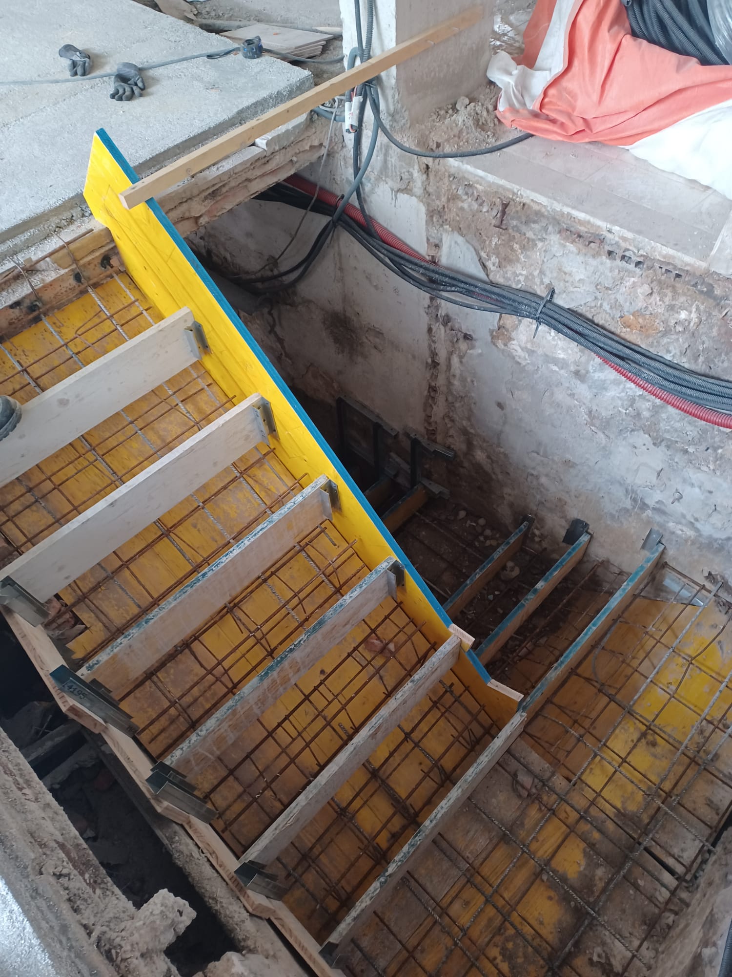 Escalier en béton - Juganu Rénovation - Nous nous engageons à transformer vos idées en réalisations concrètes, assurant le succès et les délais de chaque projet. Notre expertise dans le secteur du bâtiment nous permet de vous offrir des solutions sur mesure, combinant innovation et qualité. 