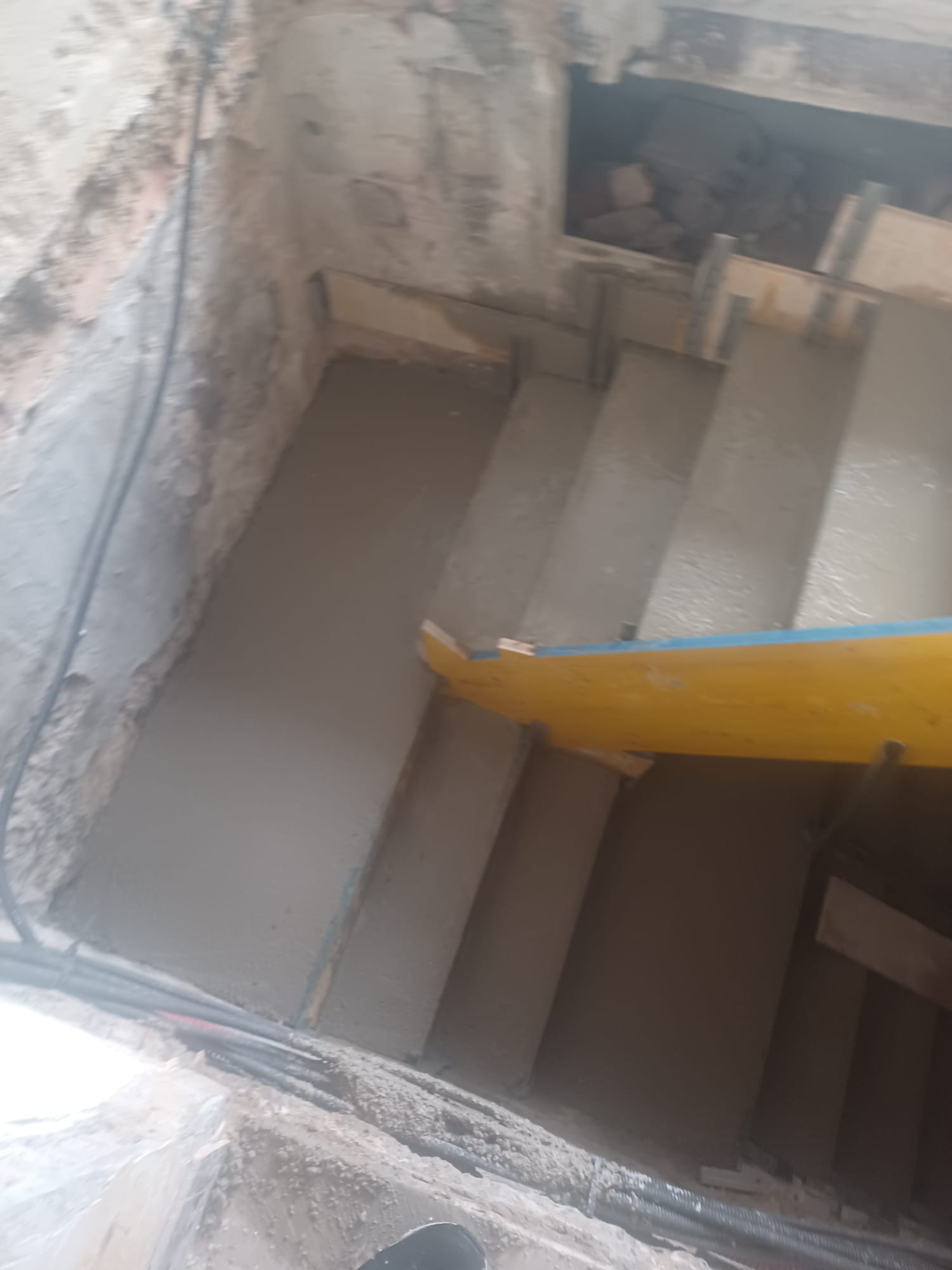 Escalier en béton - Juganu Rénovation - Nous nous engageons à transformer vos idées en réalisations concrètes, assurant le succès et les délais de chaque projet. Notre expertise dans le secteur du bâtiment nous permet de vous offrir des solutions sur mesure, combinant innovation et qualité. 