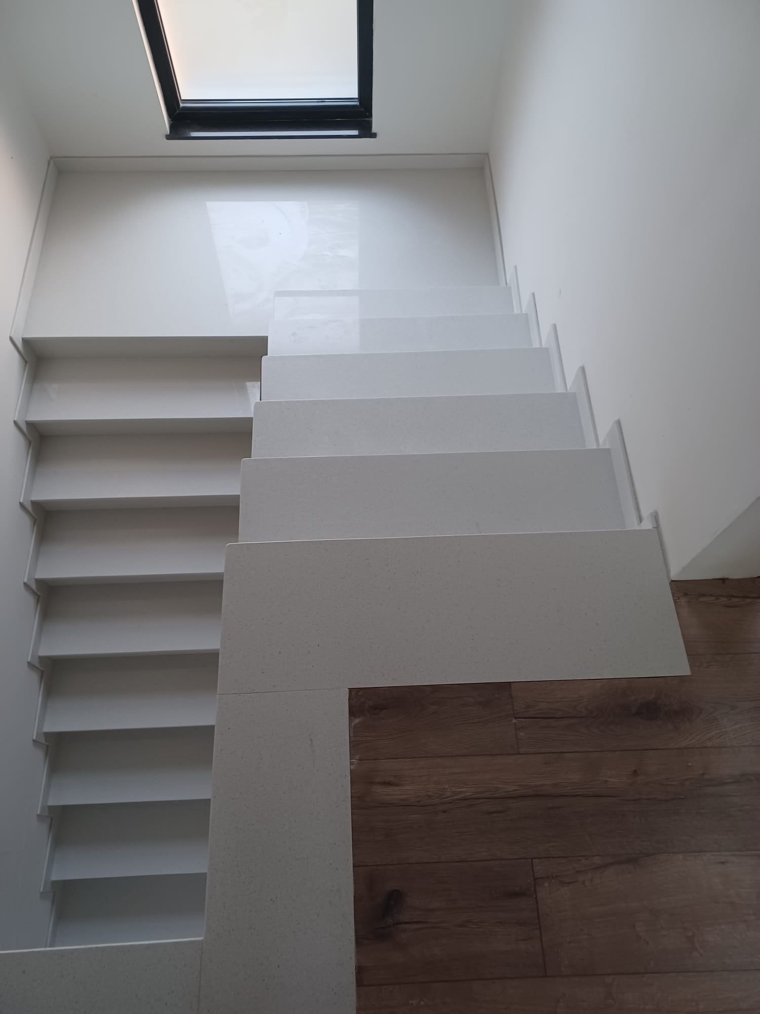 Escalier en béton - Juganu Rénovation - Nous nous engageons à transformer vos idées en réalisations concrètes, assurant le succès et les délais de chaque projet. Notre expertise dans le secteur du bâtiment nous permet de vous offrir des solutions sur mesure, combinant innovation et qualité. 