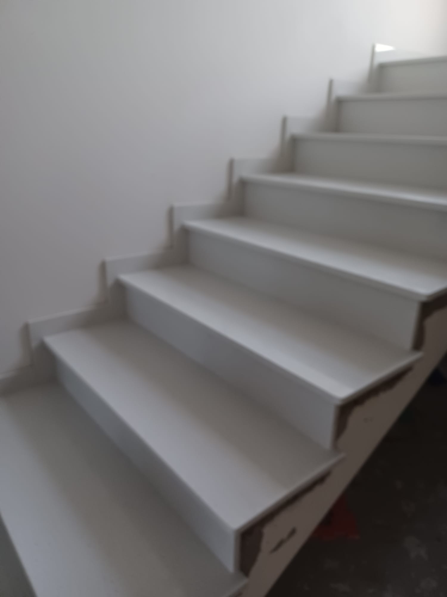 Escalier en béton - Juganu Rénovation - Nous nous engageons à transformer vos idées en réalisations concrètes, assurant le succès et les délais de chaque projet. Notre expertise dans le secteur du bâtiment nous permet de vous offrir des solutions sur mesure, combinant innovation et qualité. 