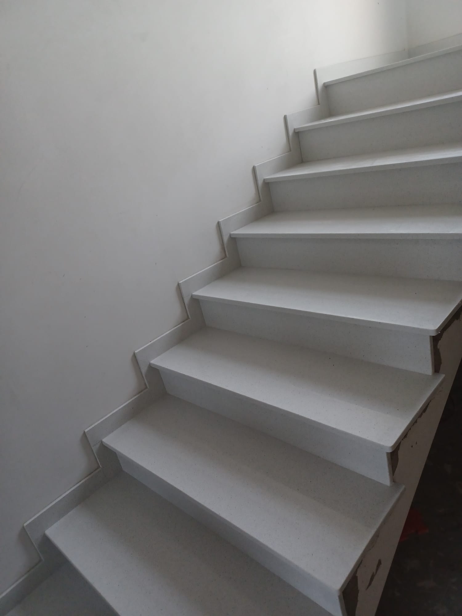 Escalier en béton - Juganu Rénovation - Nous nous engageons à transformer vos idées en réalisations concrètes, assurant le succès et les délais de chaque projet. Notre expertise dans le secteur du bâtiment nous permet de vous offrir des solutions sur mesure, combinant innovation et qualité. 
