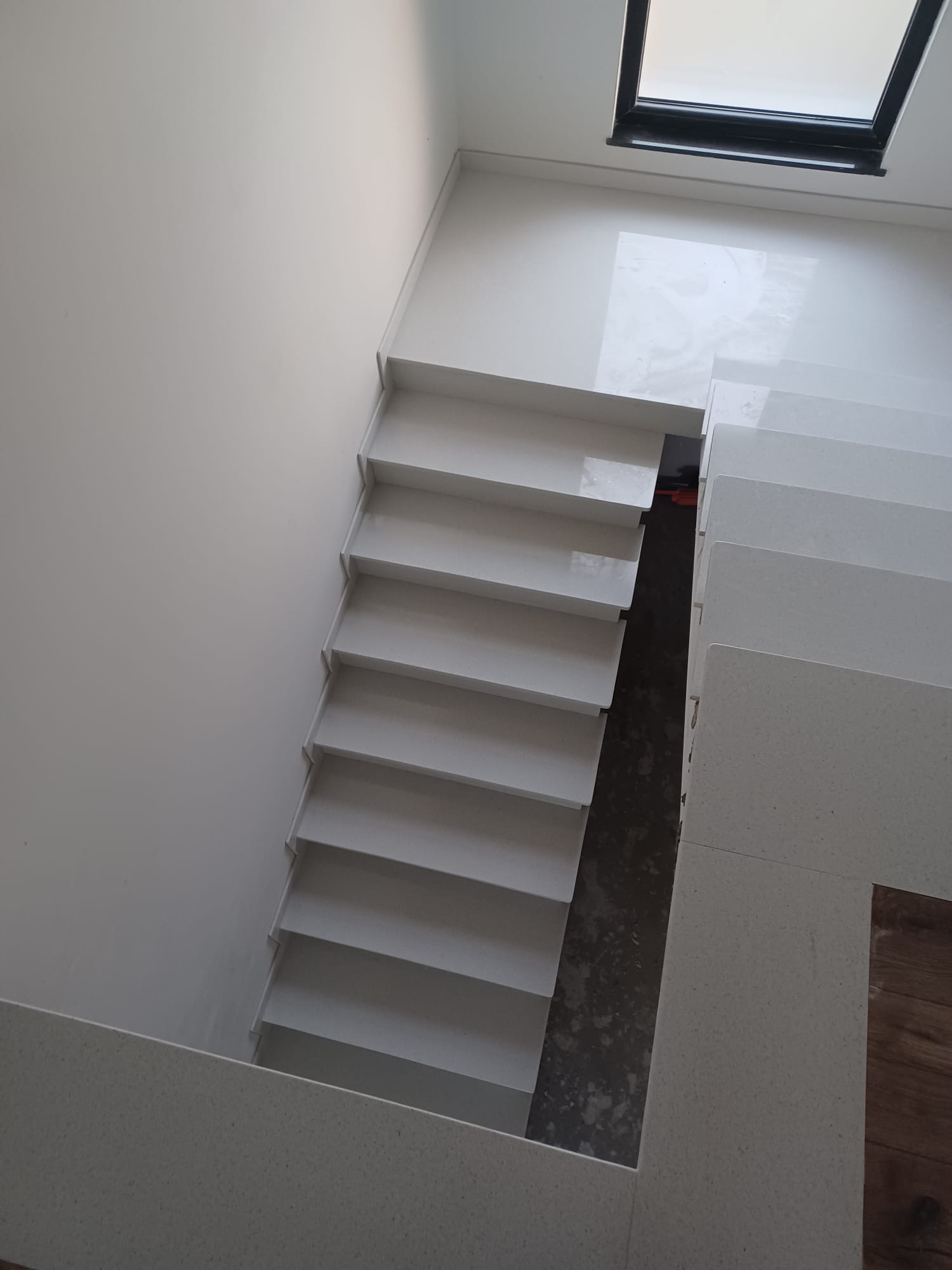 Escalier en béton - Juganu Rénovation - Nous nous engageons à transformer vos idées en réalisations concrètes, assurant le succès et les délais de chaque projet. Notre expertise dans le secteur du bâtiment nous permet de vous offrir des solutions sur mesure, combinant innovation et qualité. 