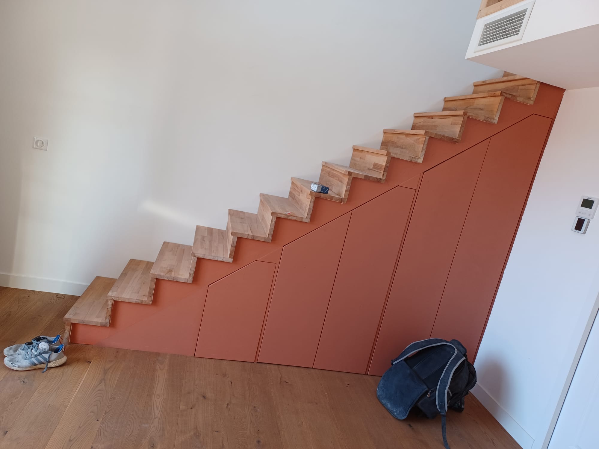 Mobilier sur mesure pour une chambre - Juganu Rénovation - Nous nous engageons à transformer vos idées en réalisations concrètes, assurant le succès et les délais de chaque projet. Notre expertise dans le secteur du bâtiment nous permet de vous offrir des solutions sur mesure, combinant innovation et qualité. 