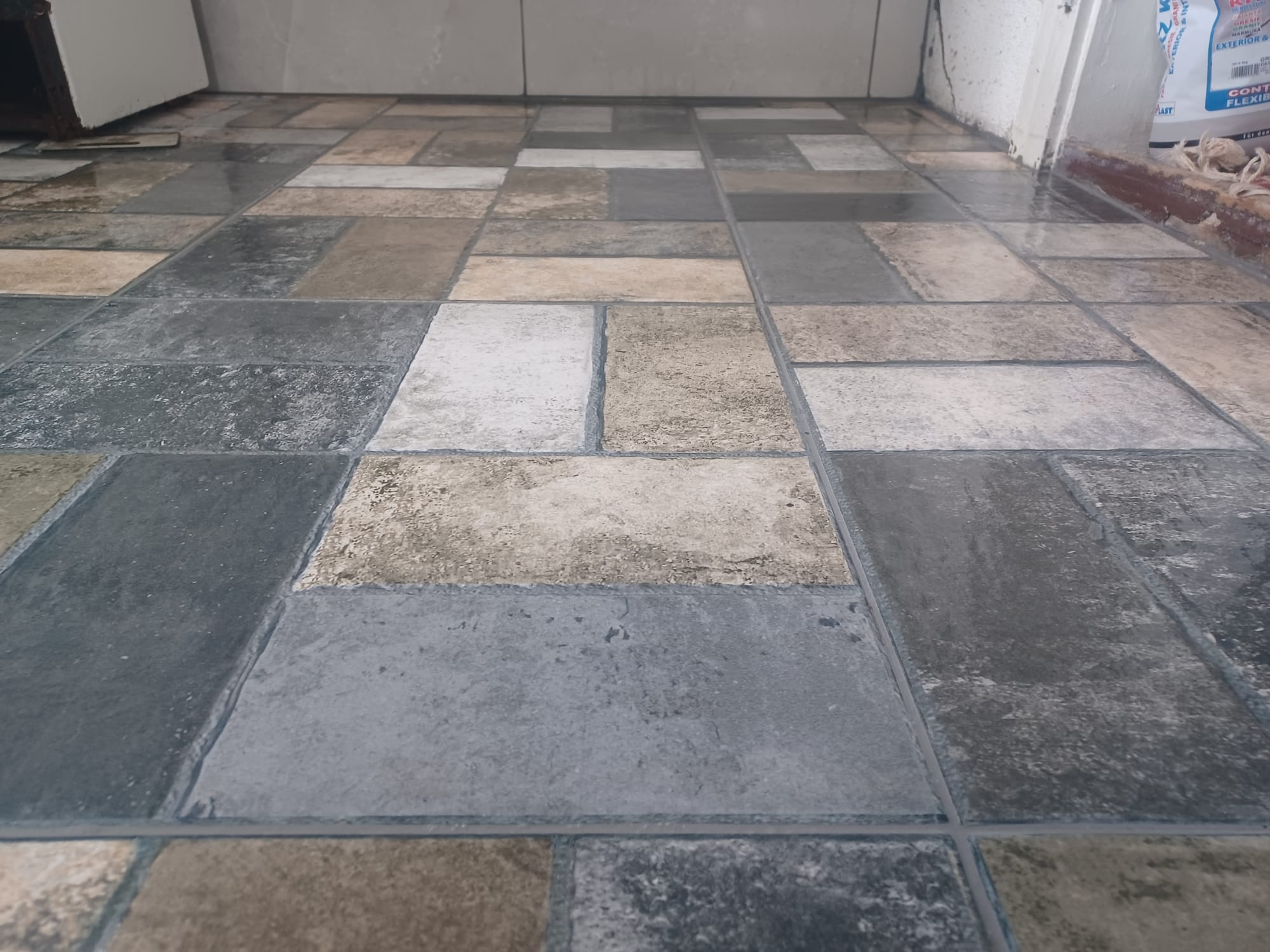 Rénovation d'un sol carrelage - parquet - Juganu Rénovation - Nous nous engageons à transformer vos idées en réalisations concrètes, assurant le succès et les délais de chaque projet. Notre expertise dans le secteur du bâtiment nous permet de vous offrir des solutions sur mesure, combinant innovation et qualité. 