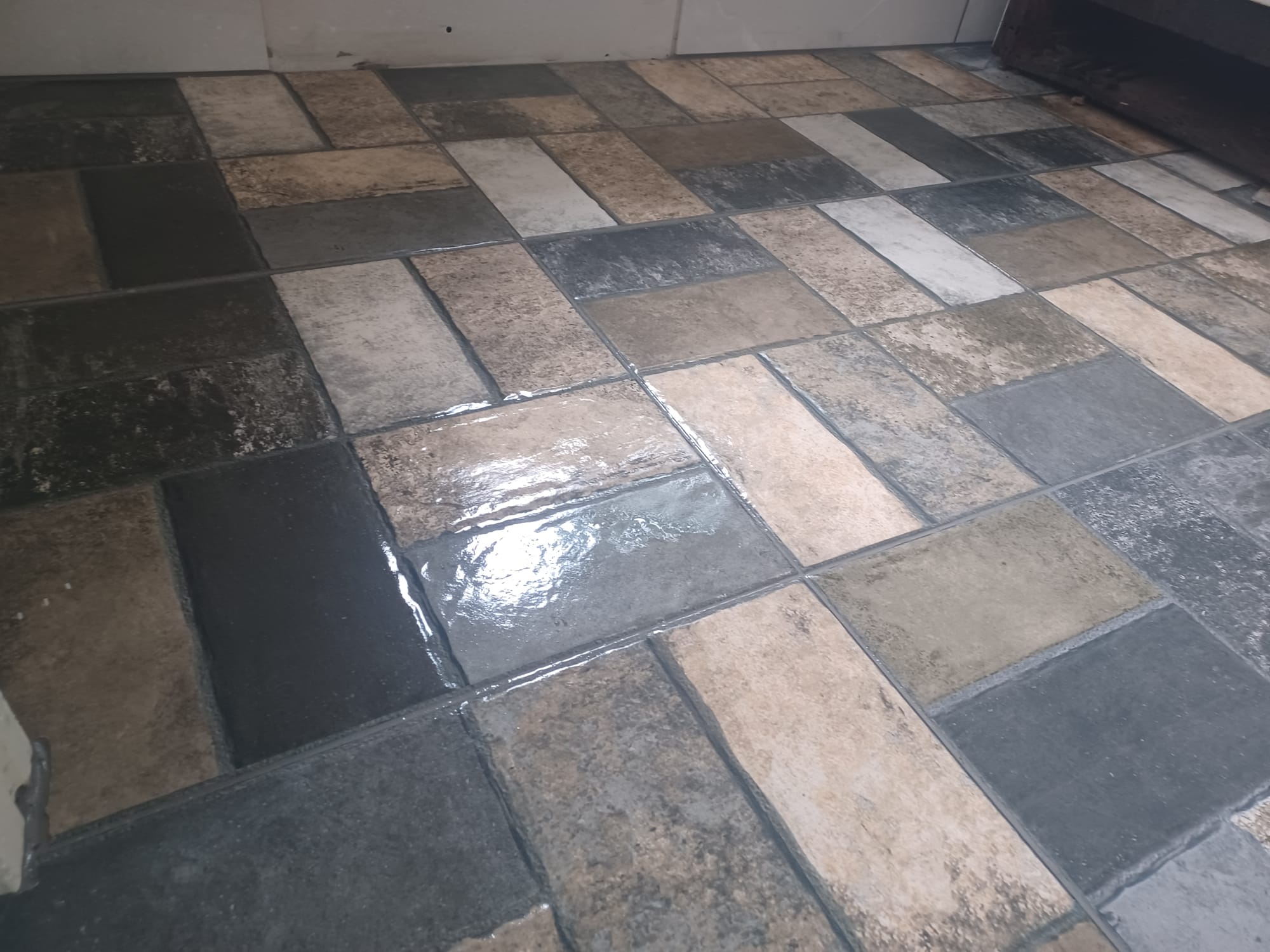 Rénovation d'un sol carrelage - parquet - Juganu Rénovation - Nous nous engageons à transformer vos idées en réalisations concrètes, assurant le succès et les délais de chaque projet. Notre expertise dans le secteur du bâtiment nous permet de vous offrir des solutions sur mesure, combinant innovation et qualité. 