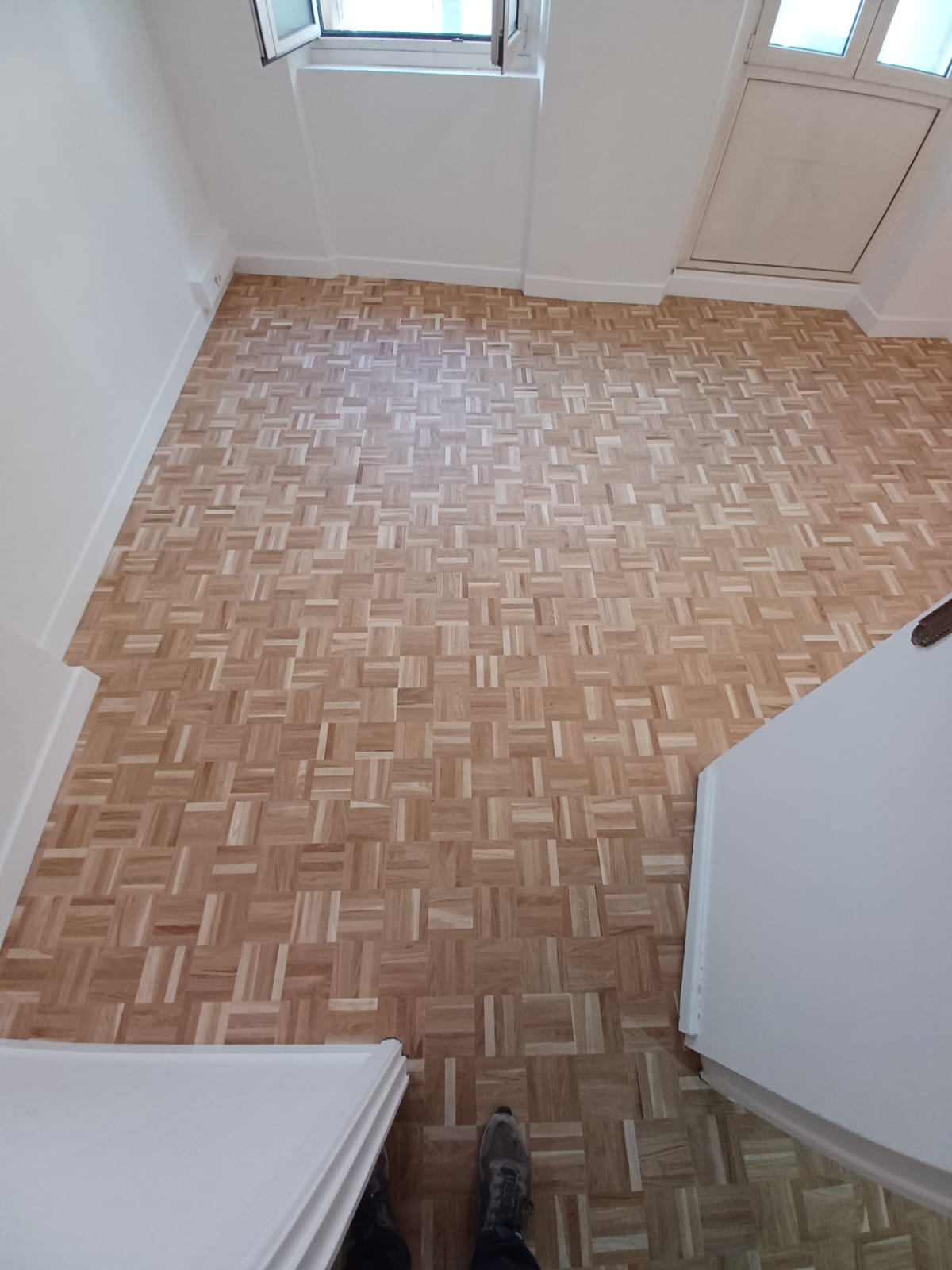 Parquet style chevrons - Juganu Rénovation - Nous nous engageons à transformer vos idées en réalisations concrètes, assurant le succès et les délais de chaque projet. Notre expertise dans le secteur du bâtiment nous permet de vous offrir des solutions sur mesure, combinant innovation et qualité. 