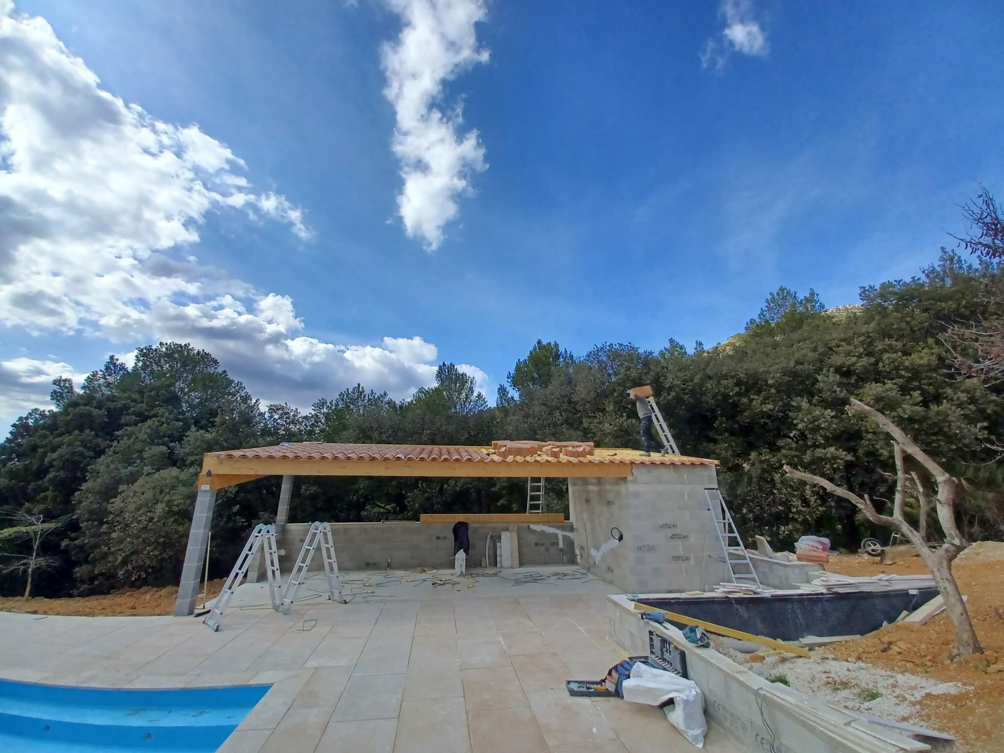 Piscine, de la structure au carrelage - Juganu Rénovation - Nous nous engageons à transformer vos idées en réalisations concrètes, assurant le succès et les délais de chaque projet. Notre expertise dans le secteur du bâtiment nous permet de vous offrir des solutions sur mesure, combinant innovation et qualité. 