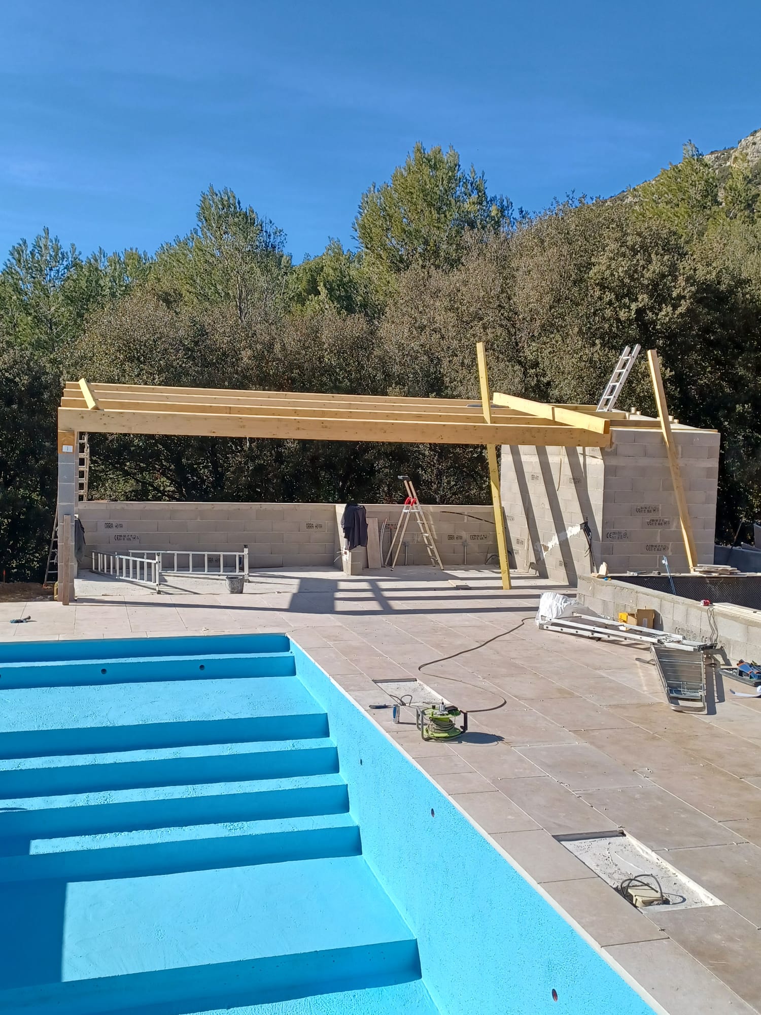 Piscine, de la structure au carrelage - Juganu Rénovation - Nous nous engageons à transformer vos idées en réalisations concrètes, assurant le succès et les délais de chaque projet. Notre expertise dans le secteur du bâtiment nous permet de vous offrir des solutions sur mesure, combinant innovation et qualité. 