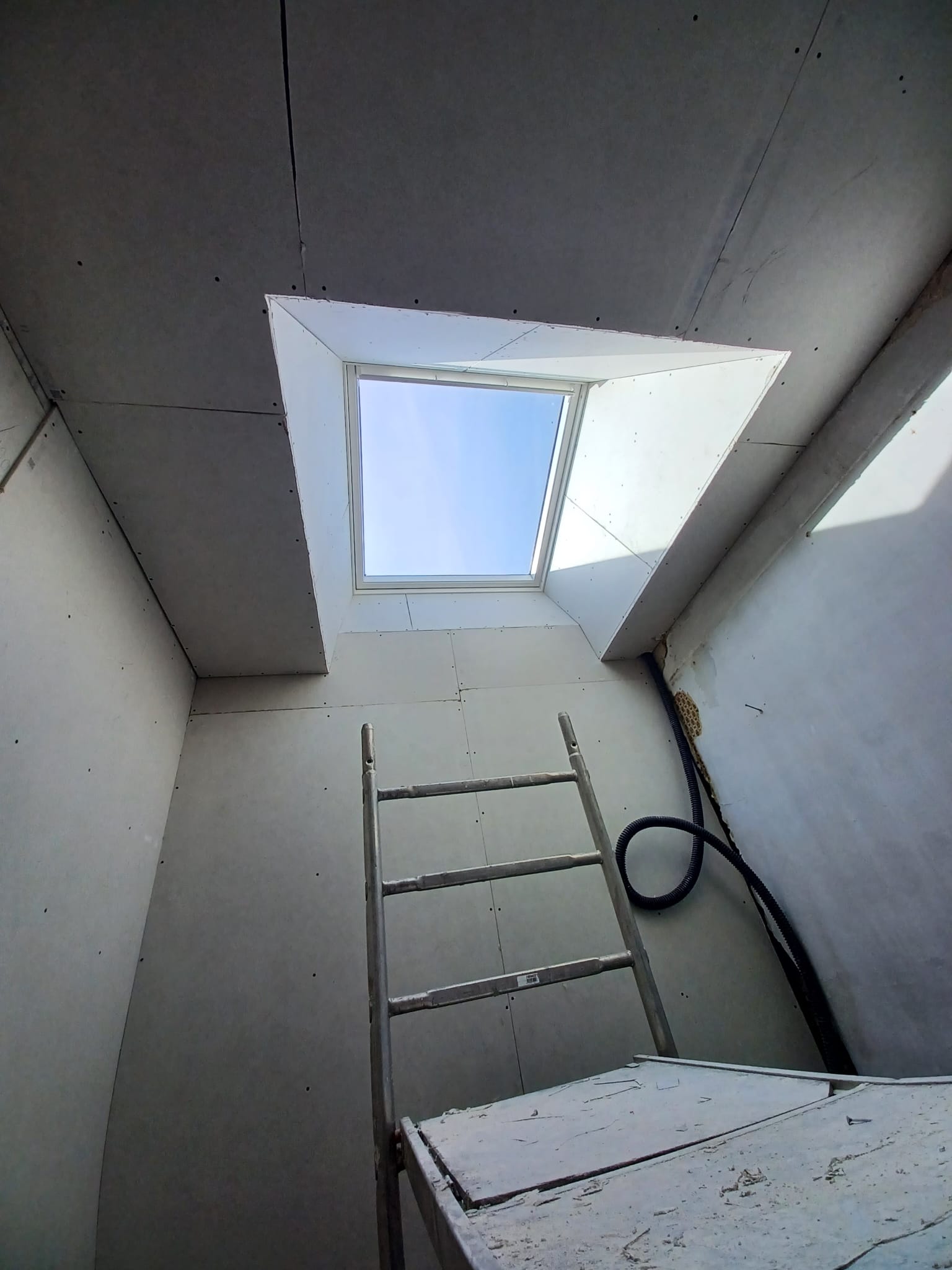 Fenêtre de toit - Juganu Rénovation - Nous nous engageons à transformer vos idées en réalisations concrètes, assurant le succès et les délais de chaque projet. Notre expertise dans le secteur du bâtiment nous permet de vous offrir des solutions sur mesure, combinant innovation et qualité. 