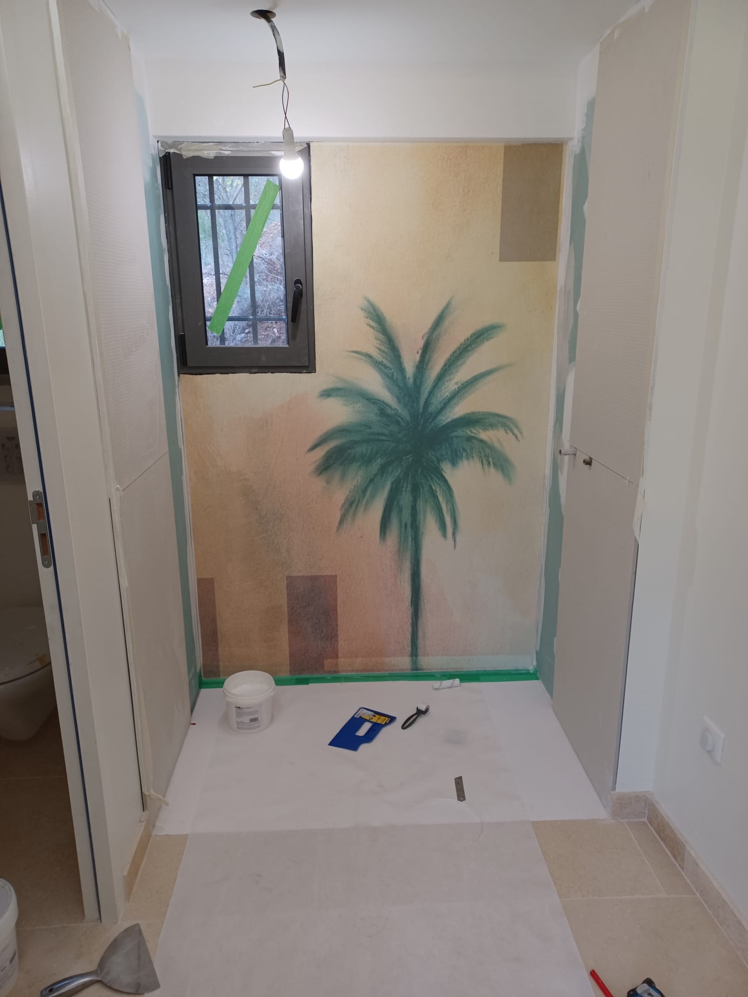 Installation de papier peint dans une douche - Juganu Rénovation - Nous nous engageons à transformer vos idées en réalisations concrètes, assurant le succès et les délais de chaque projet. Notre expertise dans le secteur du bâtiment nous permet de vous offrir des solutions sur mesure, combinant innovation et qualité. 