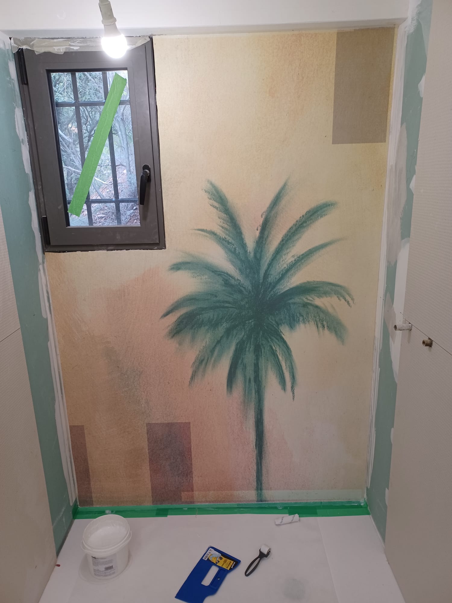 Installation de papier peint dans une douche - Juganu Rénovation - Nous nous engageons à transformer vos idées en réalisations concrètes, assurant le succès et les délais de chaque projet. Notre expertise dans le secteur du bâtiment nous permet de vous offrir des solutions sur mesure, combinant innovation et qualité. 