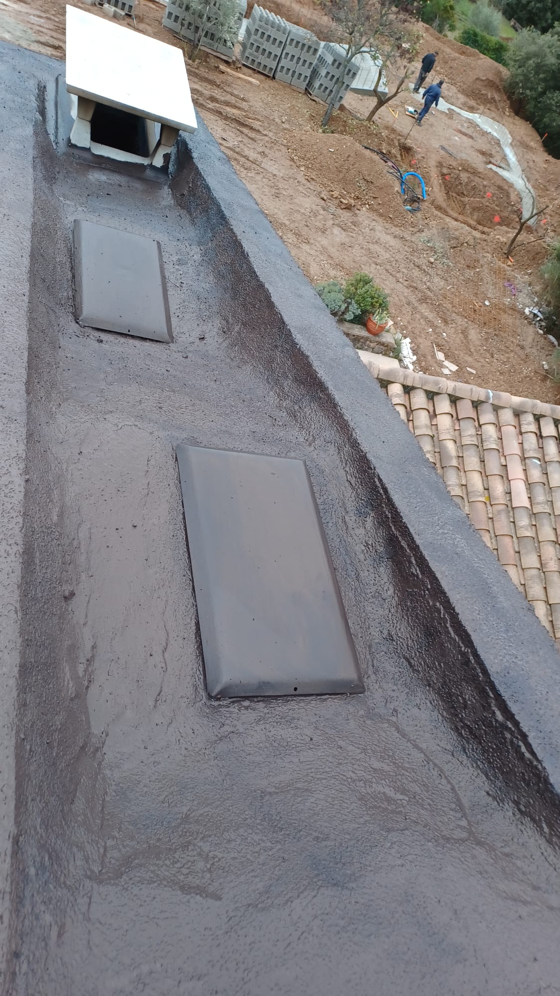 Étanchéité et fonctionnalité d'une toiture - Juganu Rénovation - Nous nous engageons à transformer vos idées en réalisations concrètes, assurant le succès et les délais de chaque projet. Notre expertise dans le secteur du bâtiment nous permet de vous offrir des solutions sur mesure, combinant innovation et qualité. 