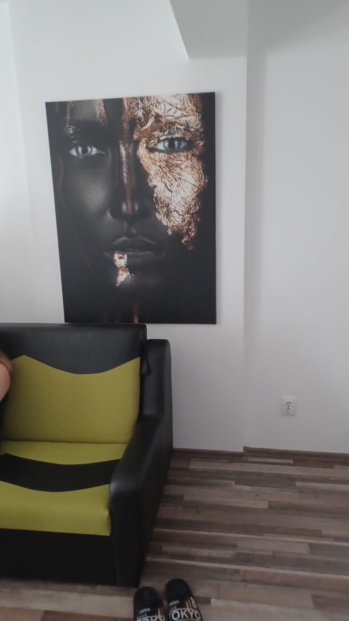 Alliance de modernité et de confort dans un intérieur polyvalent - Juganu Rénovation - Nous nous engageons à transformer vos idées en réalisations concrètes, assurant le succès et les délais de chaque projet. Notre expertise dans le secteur du bâtiment nous permet de vous offrir des solutions sur mesure, combinant innovation et qualité. 