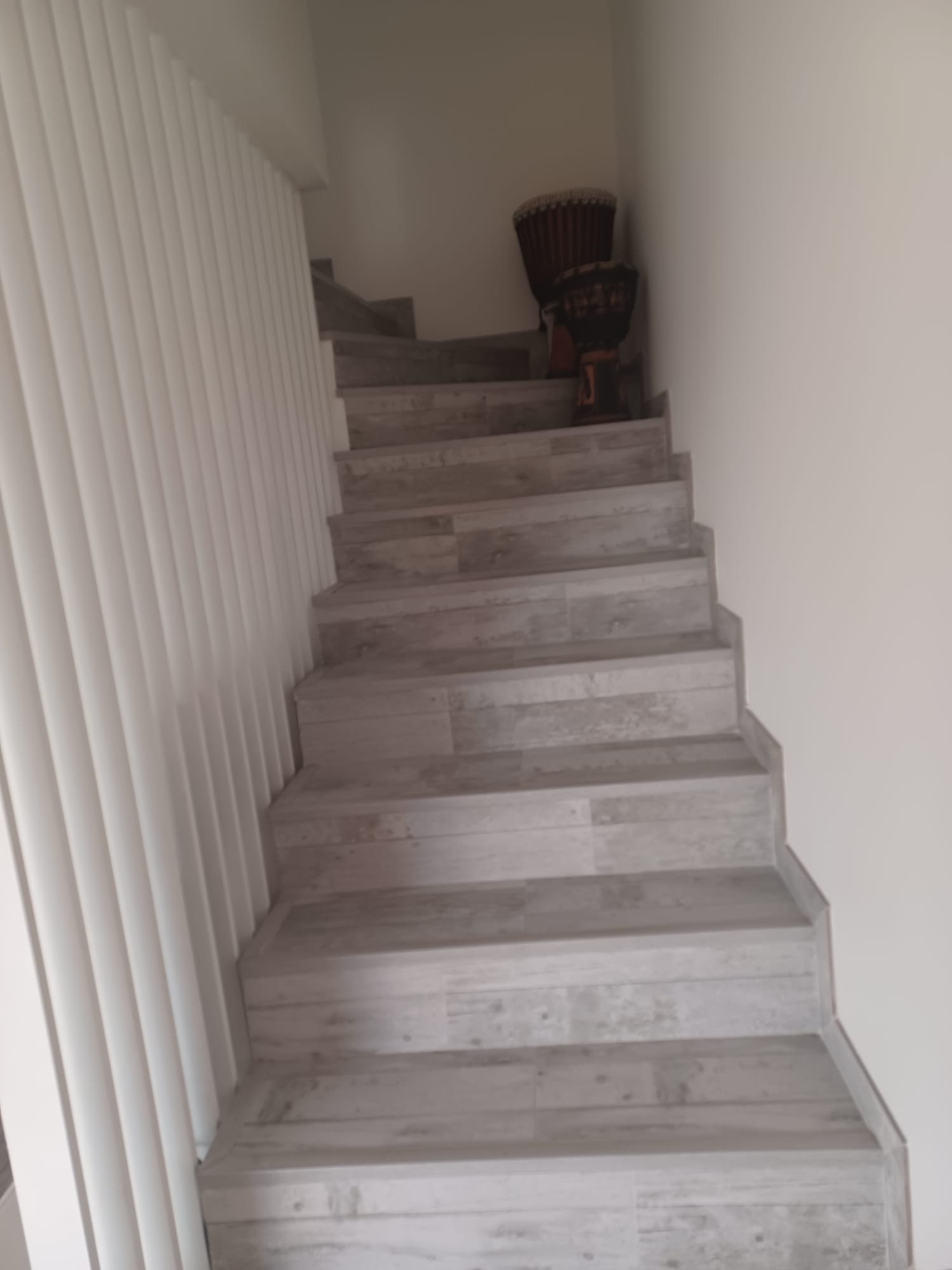 Alliance de modernité et de confort dans un intérieur polyvalent - Juganu Rénovation - Nous nous engageons à transformer vos idées en réalisations concrètes, assurant le succès et les délais de chaque projet. Notre expertise dans le secteur du bâtiment nous permet de vous offrir des solutions sur mesure, combinant innovation et qualité. 