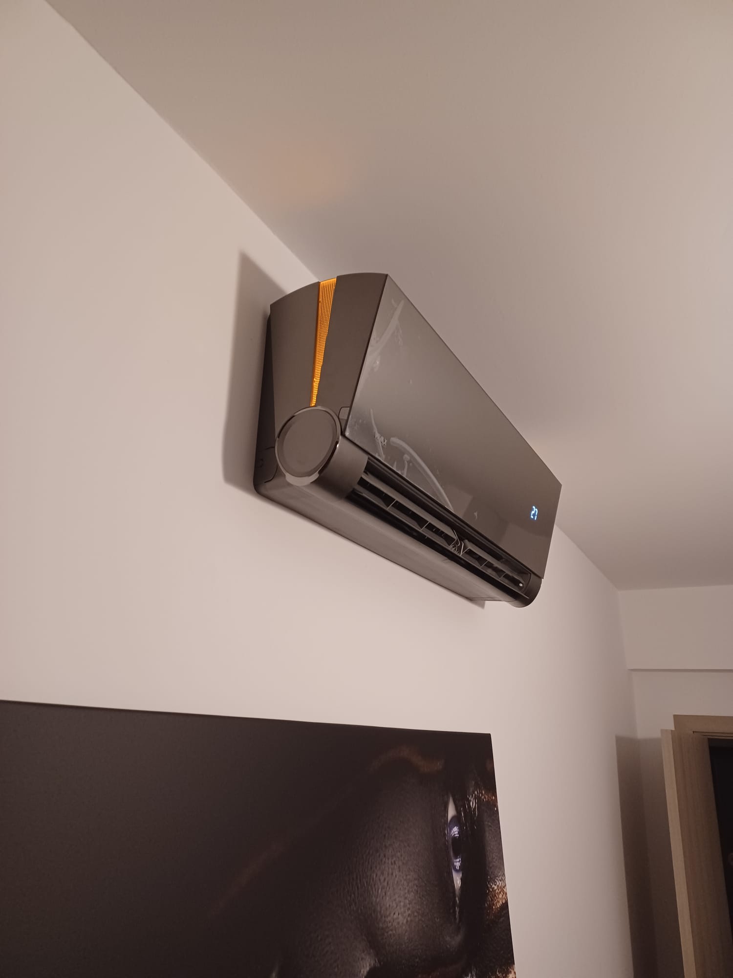 Alliance de modernité et de confort dans un intérieur polyvalent - Juganu Rénovation - Nous nous engageons à transformer vos idées en réalisations concrètes, assurant le succès et les délais de chaque projet. Notre expertise dans le secteur du bâtiment nous permet de vous offrir des solutions sur mesure, combinant innovation et qualité. 