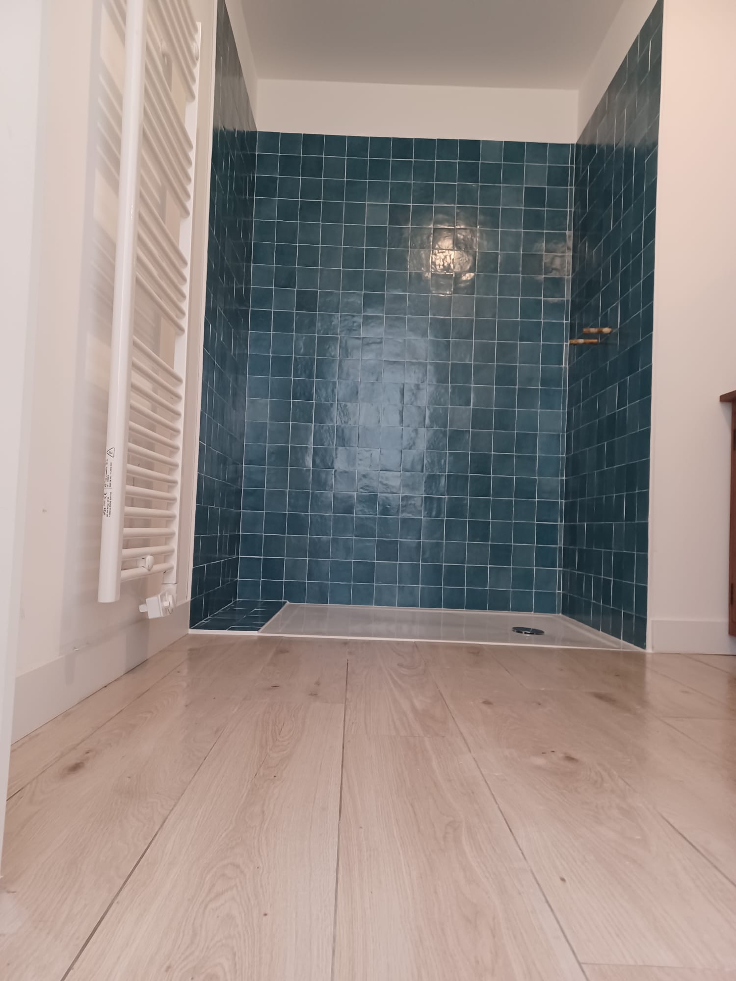 Douche contemporaine : contrastes chics et textures élégantes - 