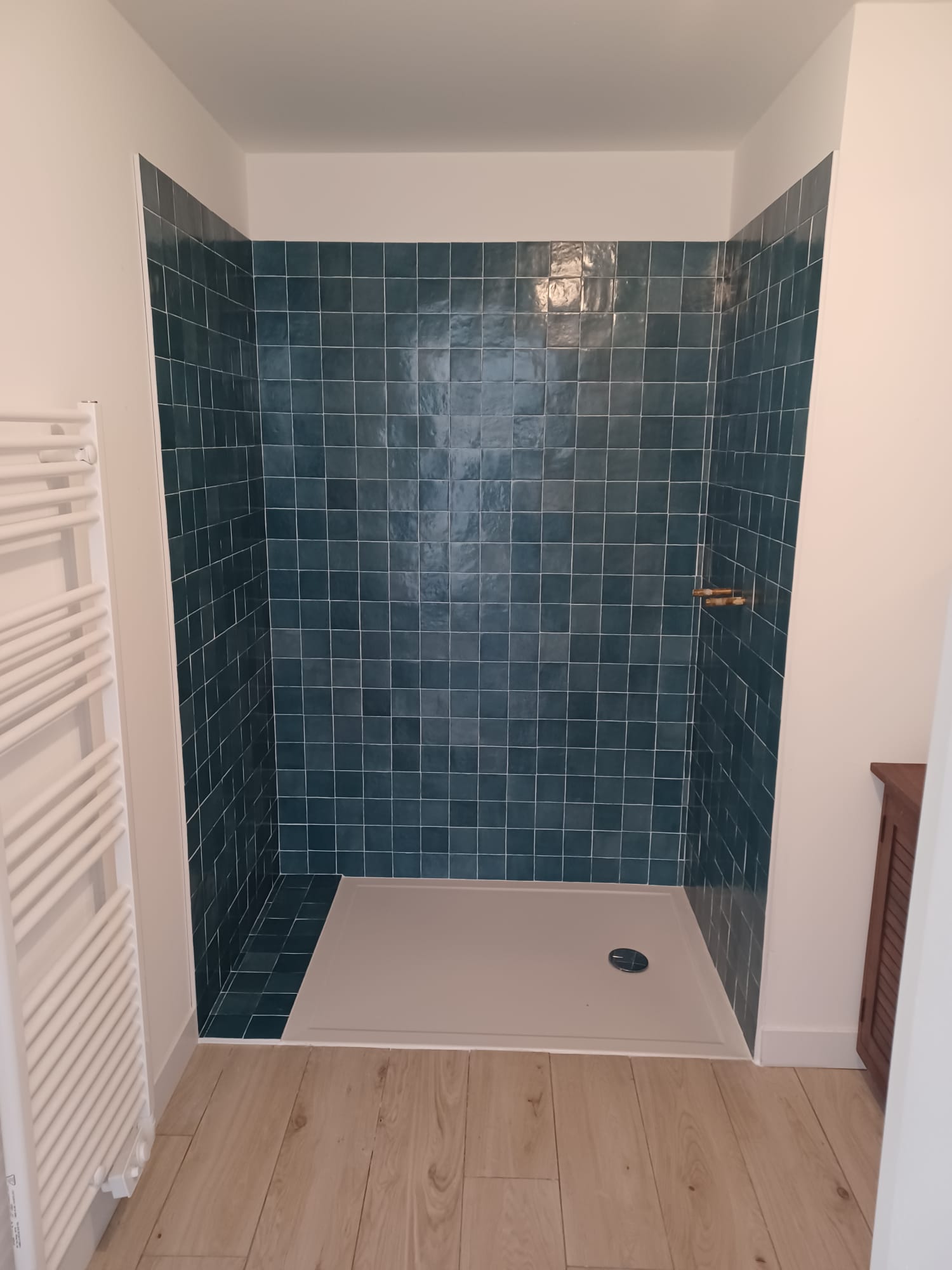 Douche contemporaine : contrastes chics et textures élégantes - Juganu Rénovation - Nous nous engageons à transformer vos idées en réalisations concrètes, assurant le succès et les délais de chaque projet. Notre expertise dans le secteur du bâtiment nous permet de vous offrir des solutions sur mesure, combinant innovation et qualité. 