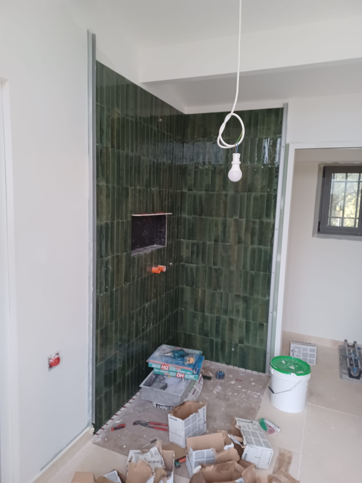 Douche naturelle : texture verte et design épuré - Juganu Rénovation - Nous nous engageons à transformer vos idées en réalisations concrètes, assurant le succès et les délais de chaque projet. Notre expertise dans le secteur du bâtiment nous permet de vous offrir des solutions sur mesure, combinant innovation et qualité. 