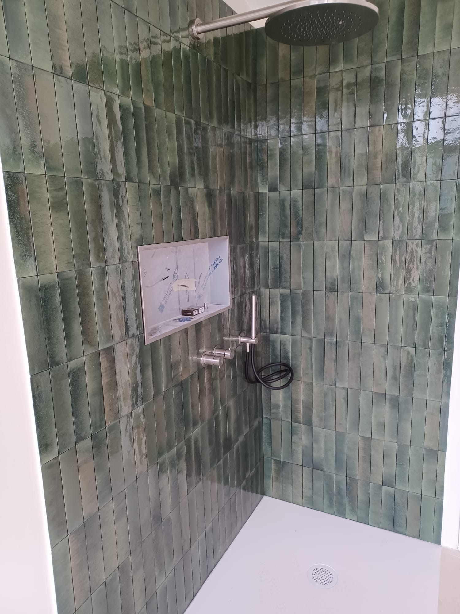 Douche naturelle : texture verte et design épuré - 