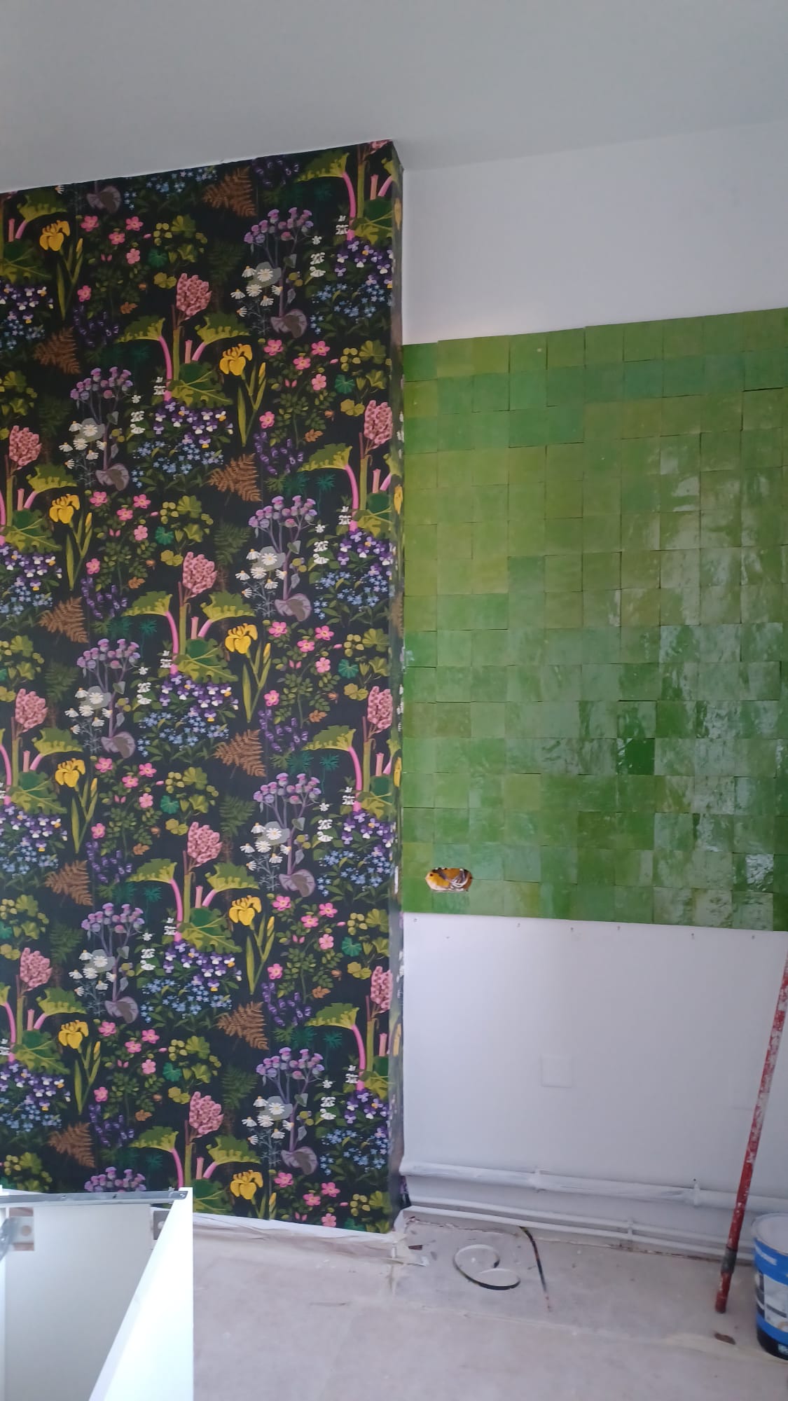 Création d'un espace vibrant : carrelage vert et papier peint floral - Juganu Rénovation - Nous nous engageons à transformer vos idées en réalisations concrètes, assurant le succès et les délais de chaque projet. Notre expertise dans le secteur du bâtiment nous permet de vous offrir des solutions sur mesure, combinant innovation et qualité. 