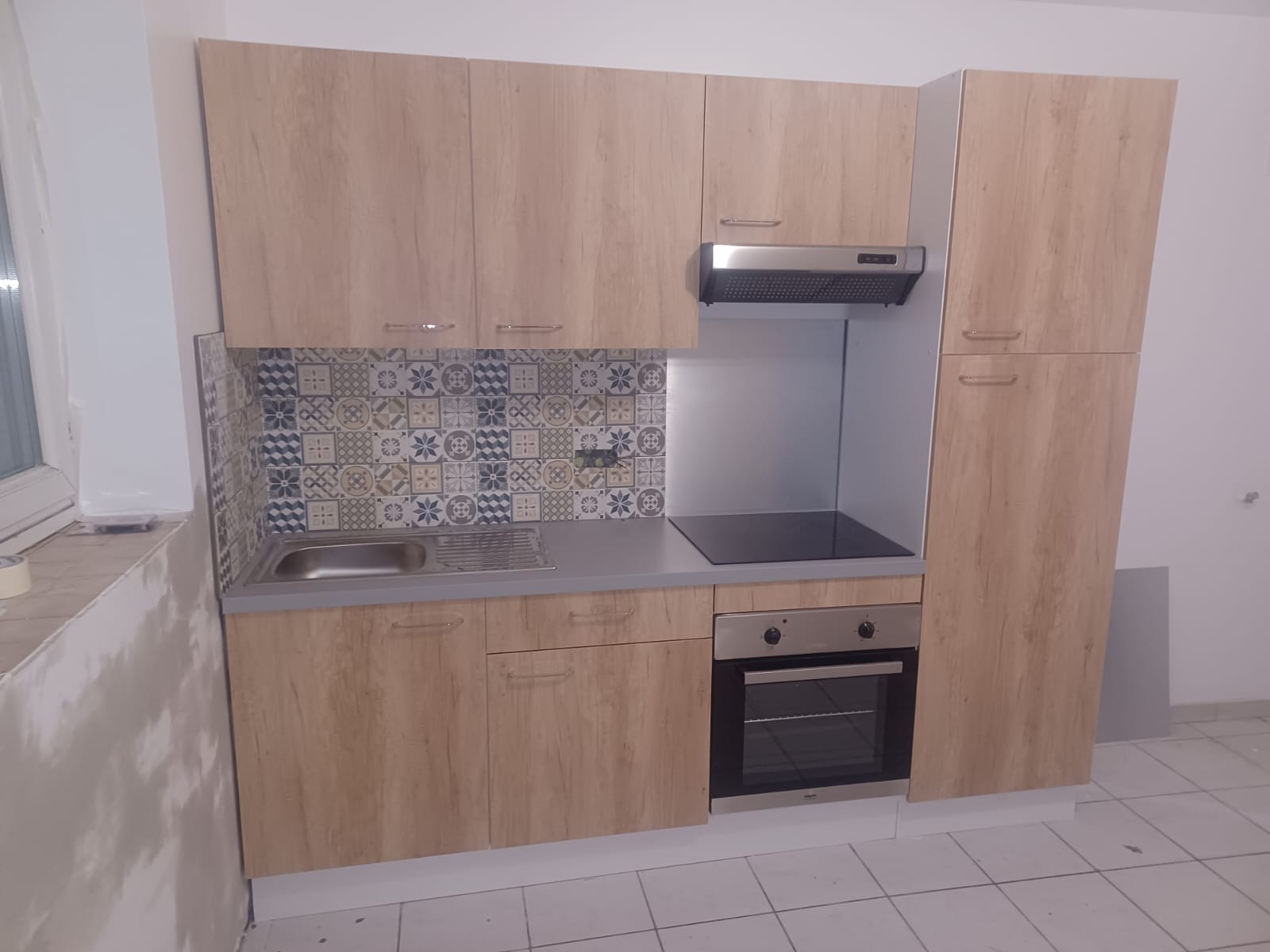 Harmonie moderne en cuisine : bois et carreaux de ciment - 