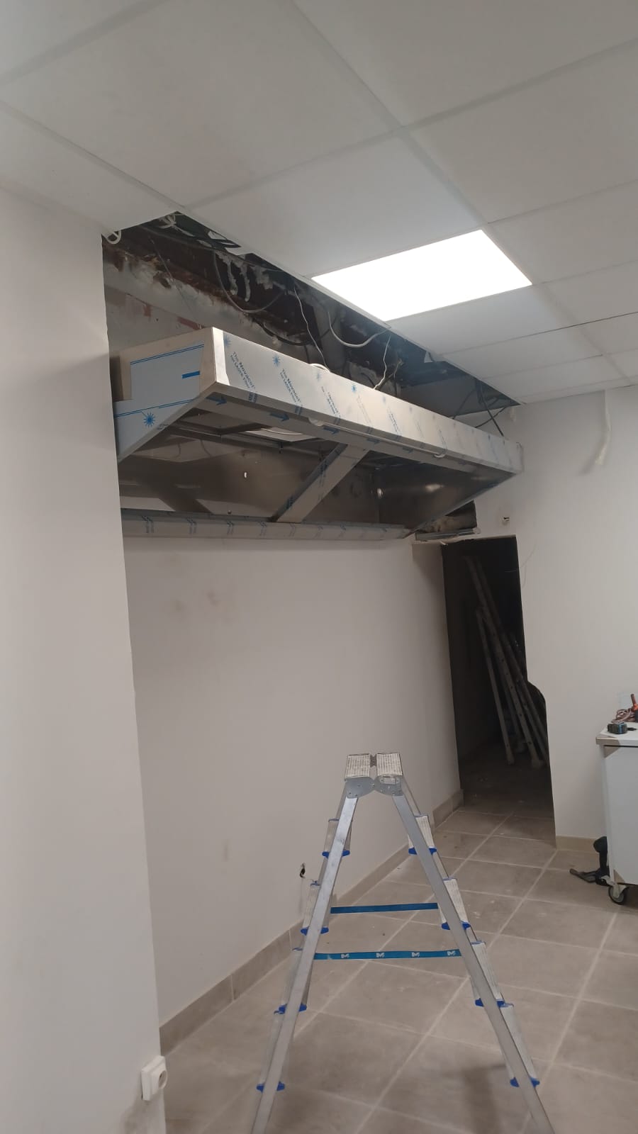 Installation d'une hotte professionnelle - 