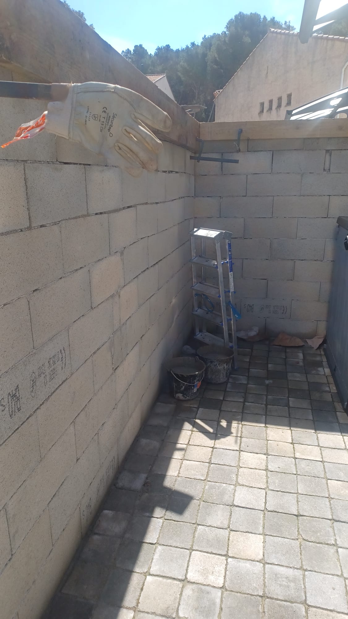 Construction d'un mur de soutènement - Juganu Rénovation - Nous nous engageons à transformer vos idées en réalisations concrètes, assurant le succès et les délais de chaque projet. Notre expertise dans le secteur du bâtiment nous permet de vous offrir des solutions sur mesure, combinant innovation et qualité. 