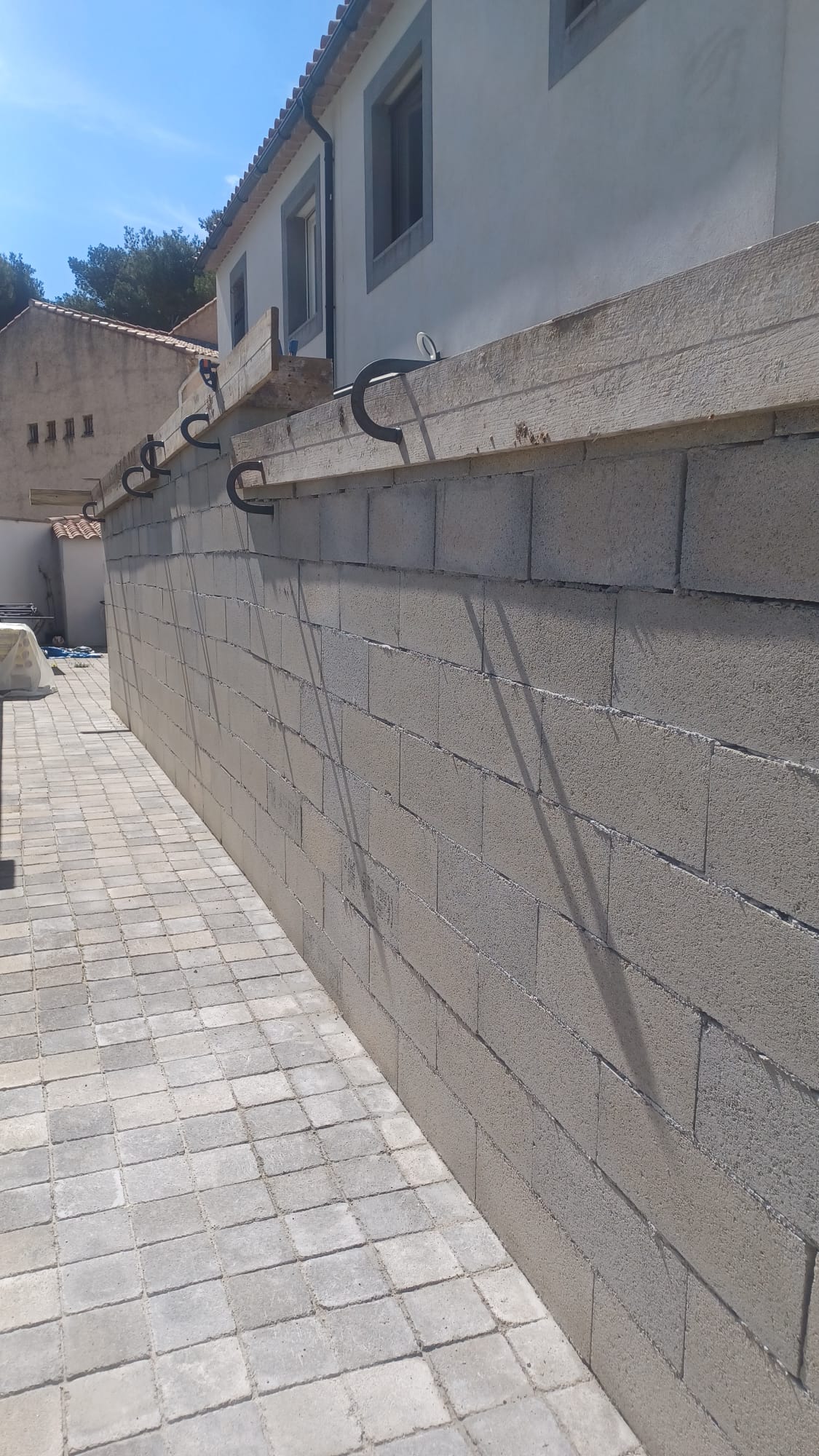 Construction d'un mur de soutènement - Juganu Rénovation - Nous nous engageons à transformer vos idées en réalisations concrètes, assurant le succès et les délais de chaque projet. Notre expertise dans le secteur du bâtiment nous permet de vous offrir des solutions sur mesure, combinant innovation et qualité. 