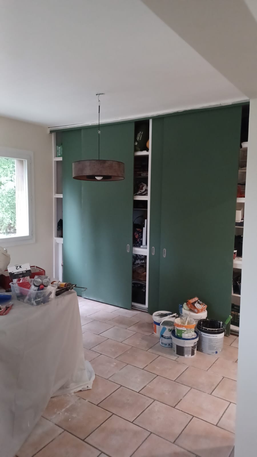 Aménagement intérieur : création d’un espace optimisé avec des rangements sur mesure - Juganu Rénovation - Nous nous engageons à transformer vos idées en réalisations concrètes, assurant le succès et les délais de chaque projet. Notre expertise dans le secteur du bâtiment nous permet de vous offrir des solutions sur mesure, combinant innovation et qualité. 