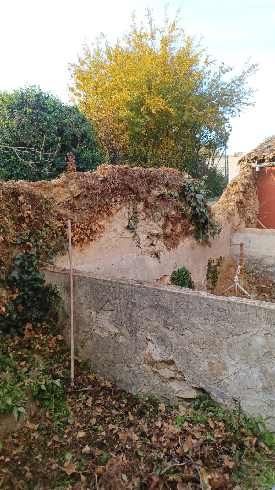 Construction d’un mur de soutènement pour sécurisation et aménagement du terrain - Ce projet de construction d’un mur de soutènement visait à sécuriser un terrain soumis à l’érosion et à l’affaiblissement de ses structures existantes. Après une phase de démolition et d’évacuation des matériaux, un mur en parpaings a été érigé pour assurer la stabilité et la pérennité du site. Cette intervention garantit un aménagement sécurisé et durable, prévenant tout risque d’effondrement futur.