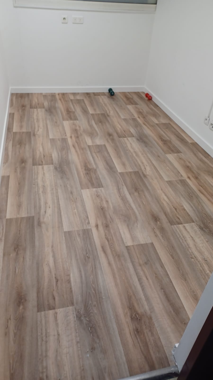 Rénovation des sols et réaménagement d’un espace intérieur - Juganu Rénovation - Nous nous engageons à transformer vos idées en réalisations concrètes, assurant le succès et les délais de chaque projet. Notre expertise dans le secteur du bâtiment nous permet de vous offrir des solutions sur mesure, combinant innovation et qualité. 